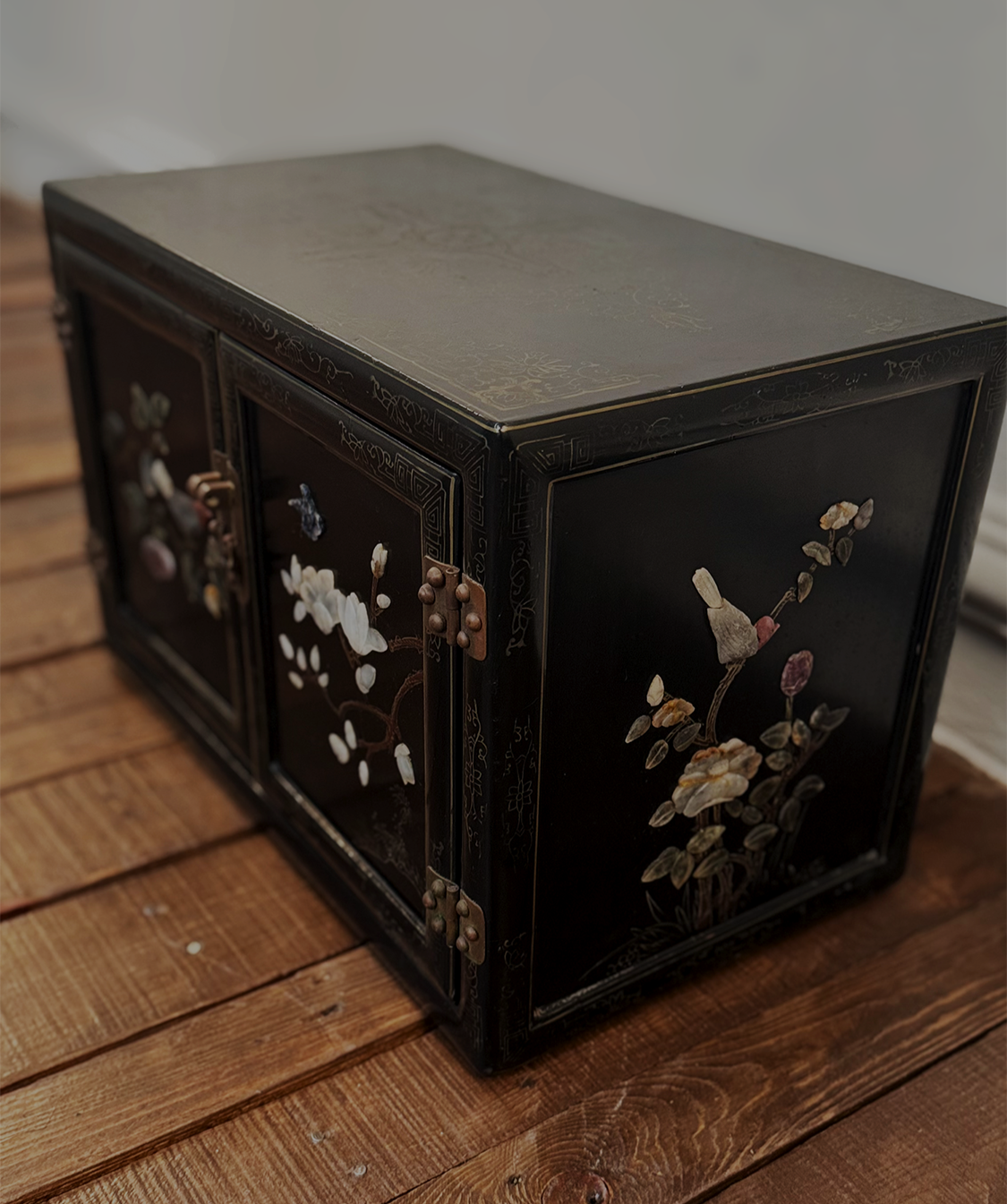 Caja Oriental Laqueada