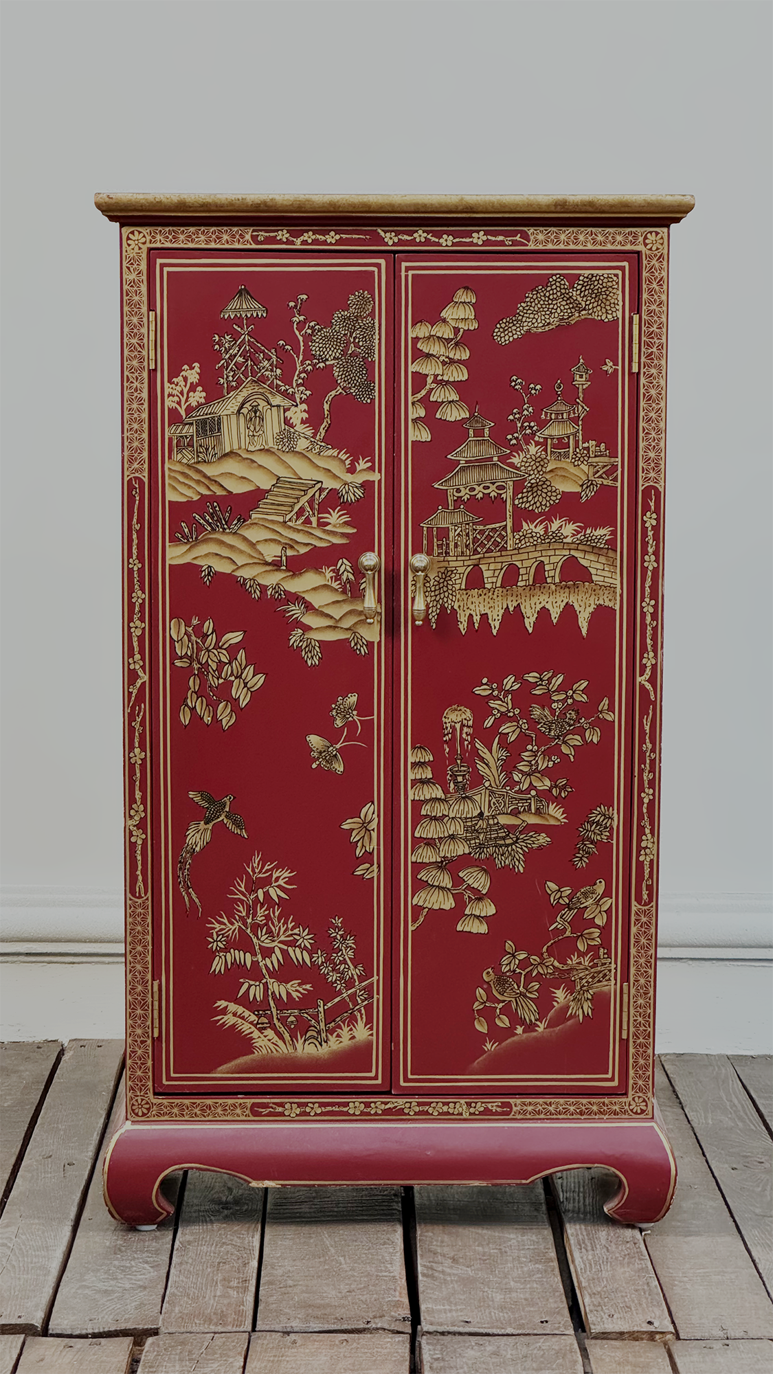Gabinete Oriental en Rojo Laqueado