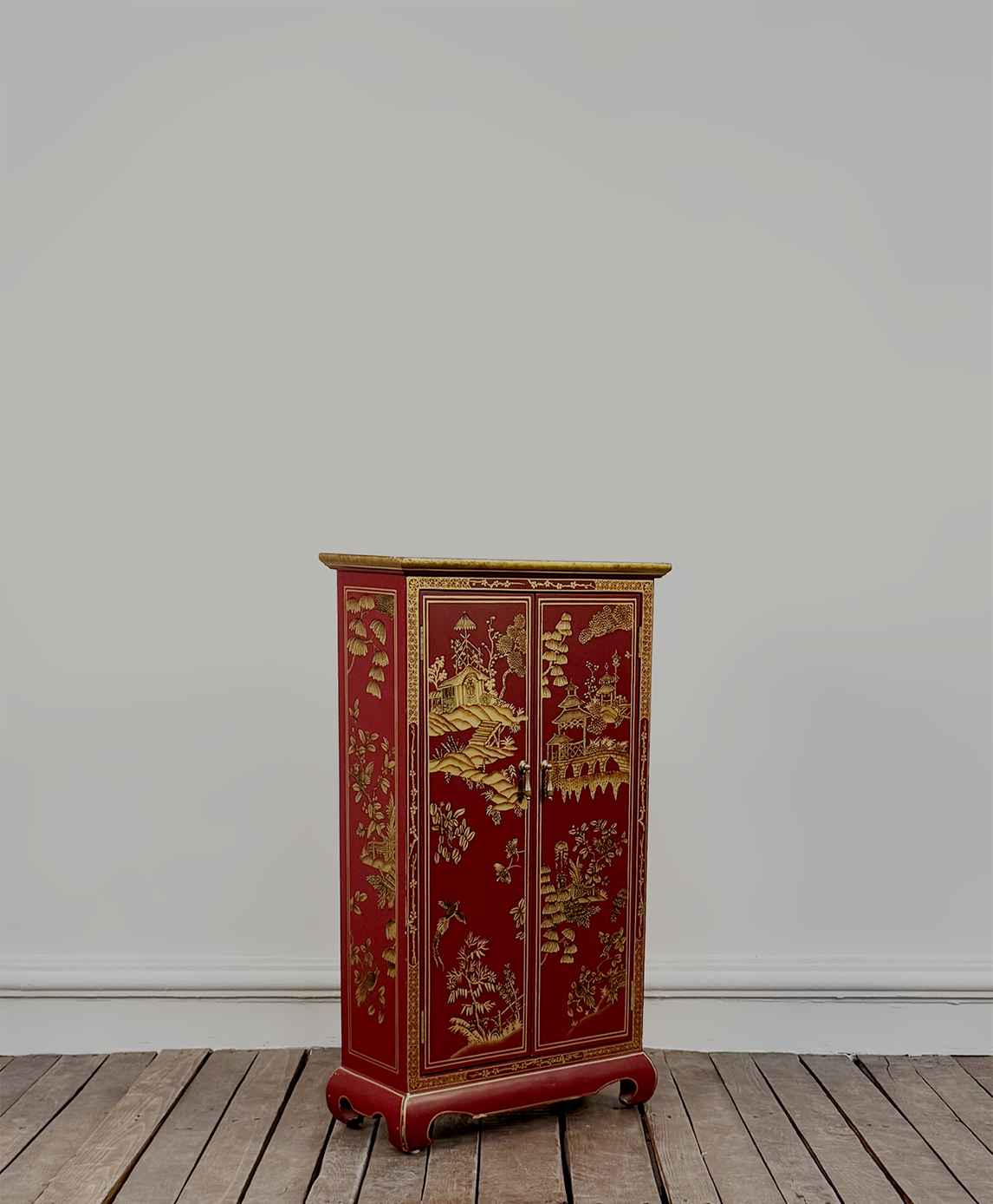 Gabinete Oriental en Rojo Laqueado