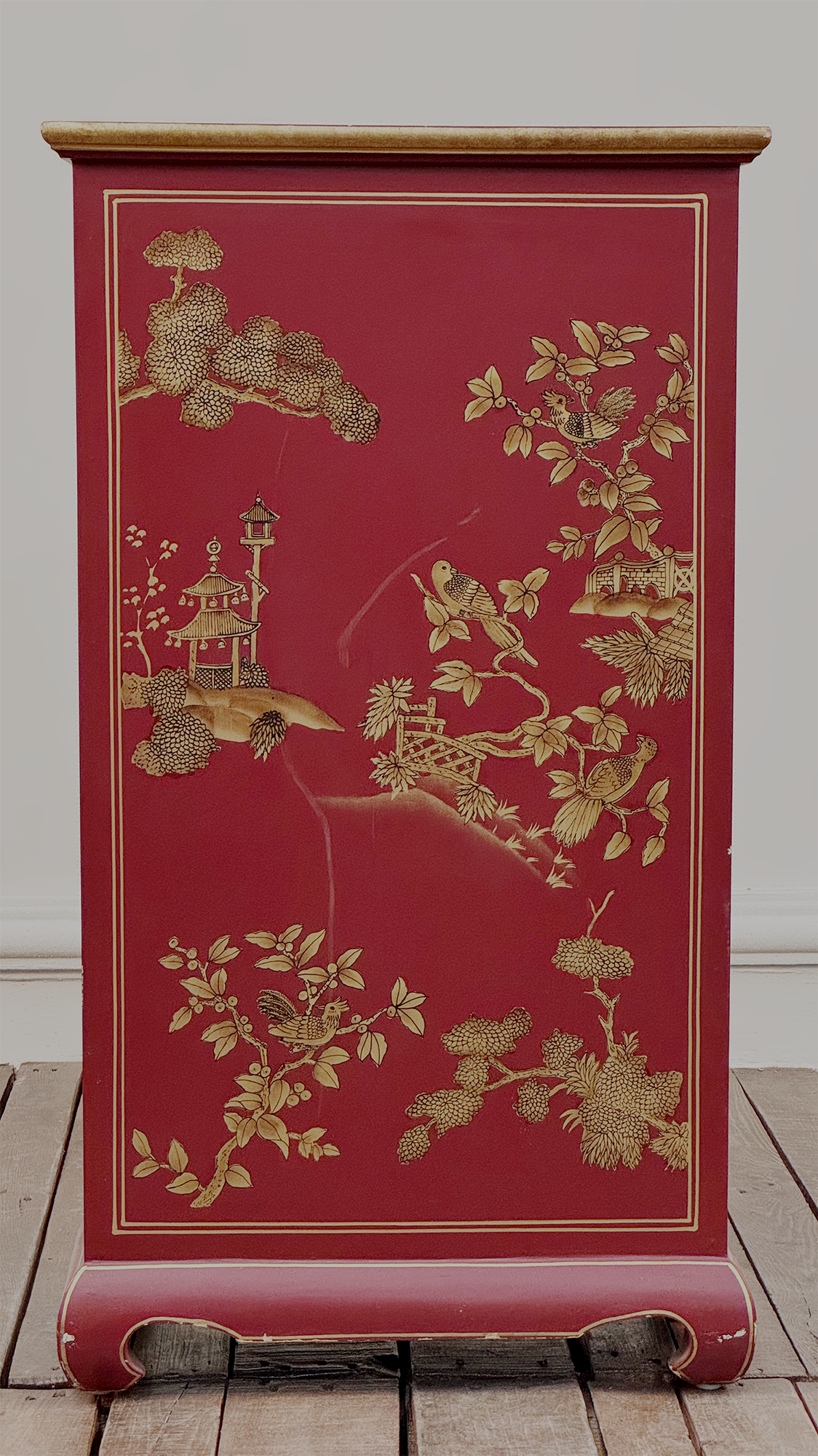 Gabinete Oriental en Rojo Laqueado