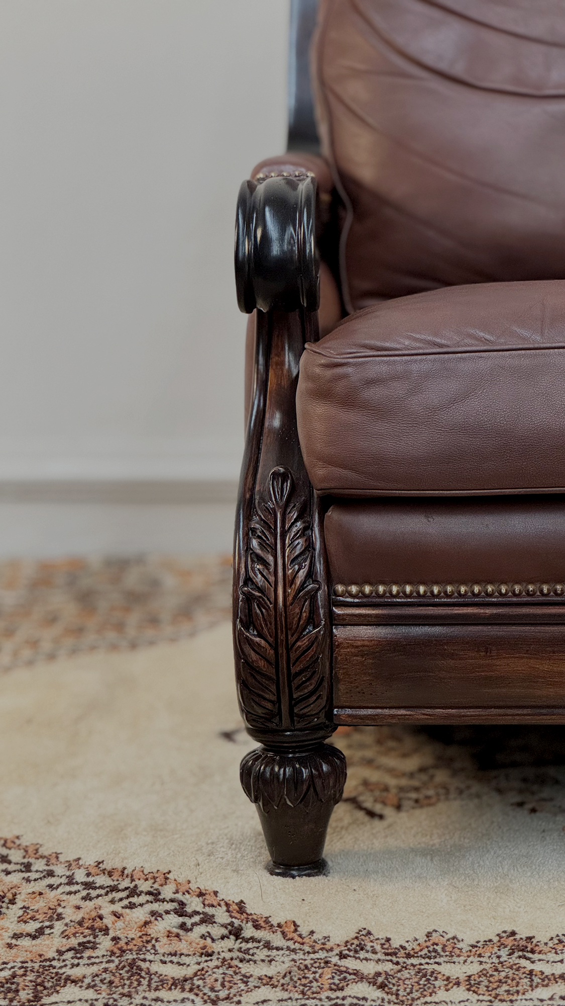 Sillón de Cuero con Otomán