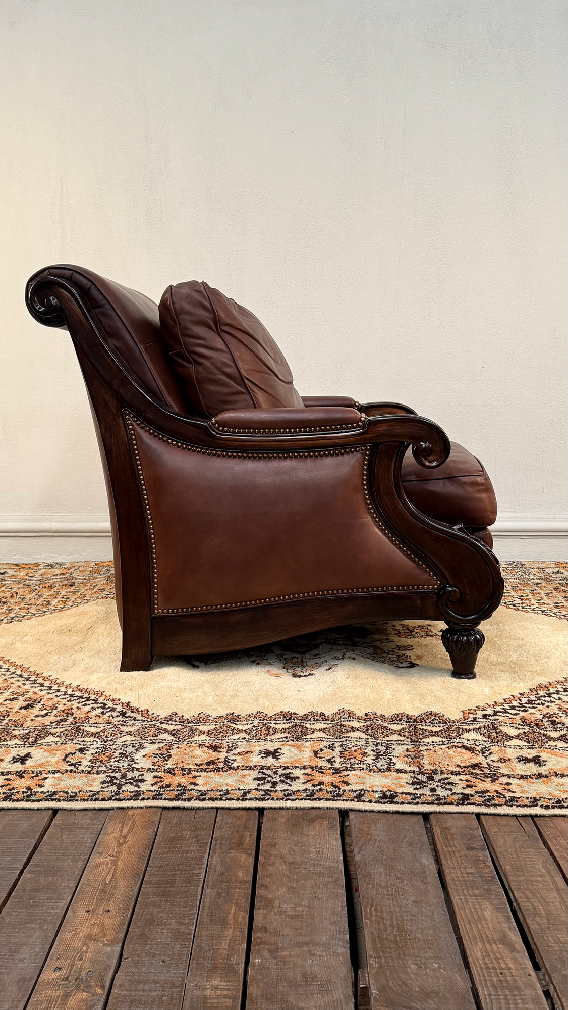 Sillón de Cuero con Otomán