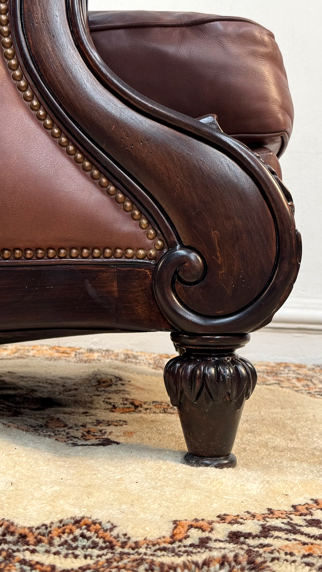 Sillón de Cuero con Otomán