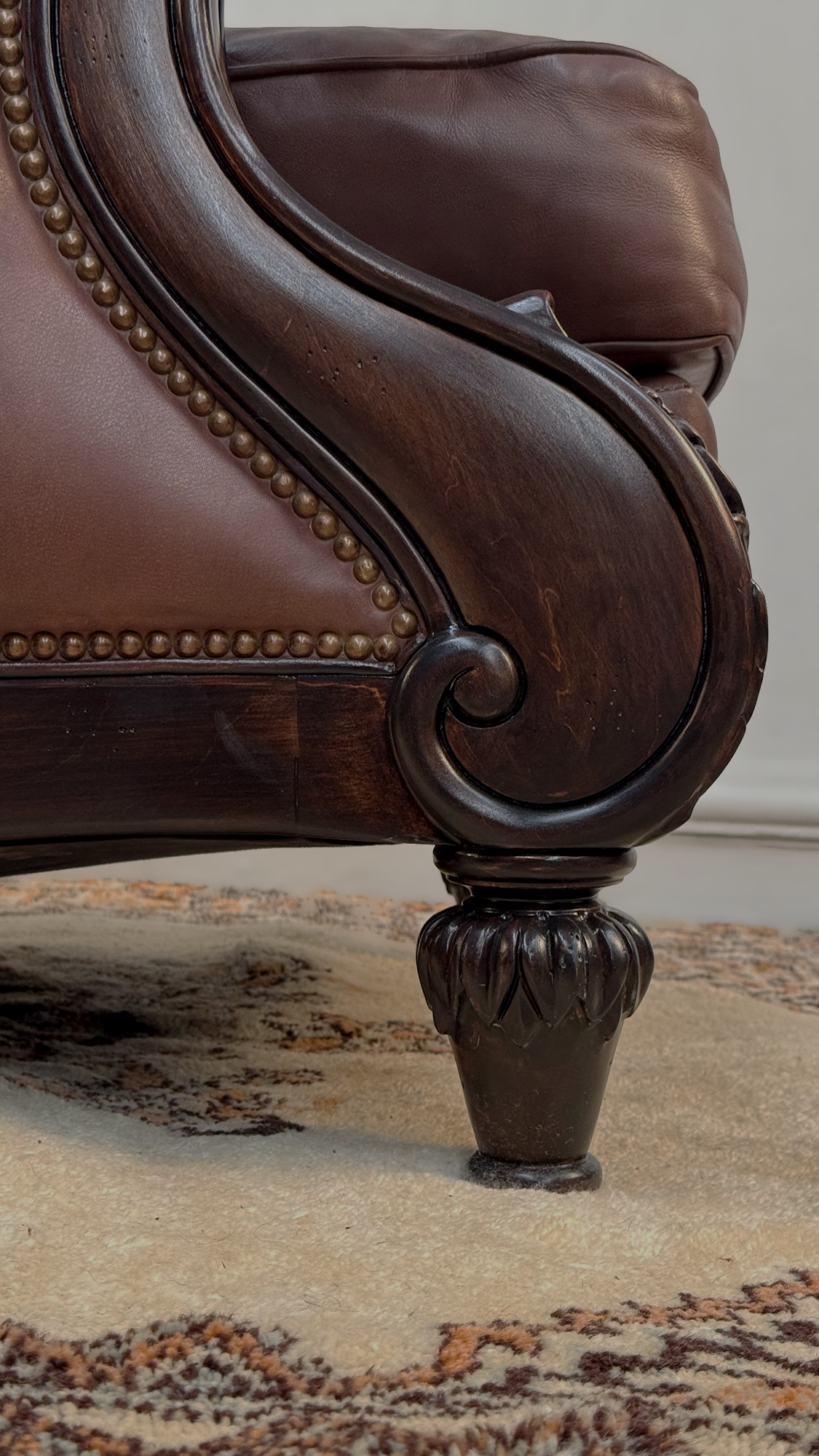 Sillón de Cuero con Otomán