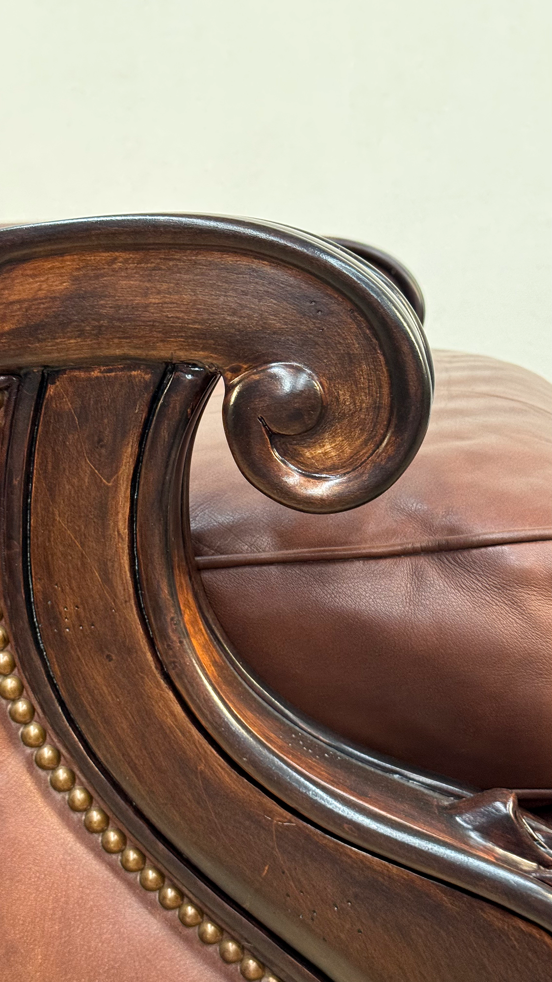Sillón de Cuero con Otomán