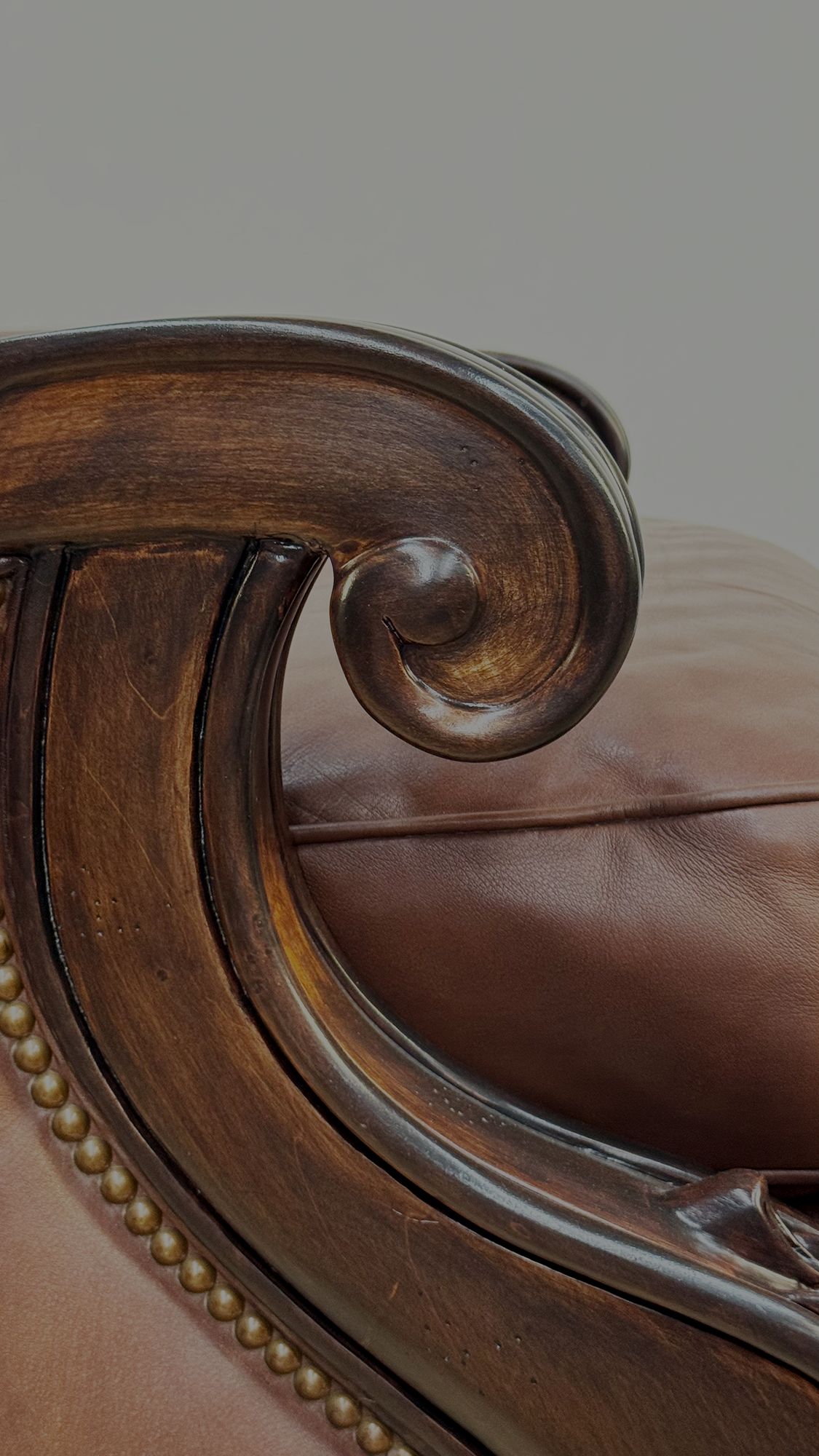Sillón de Cuero con Otomán