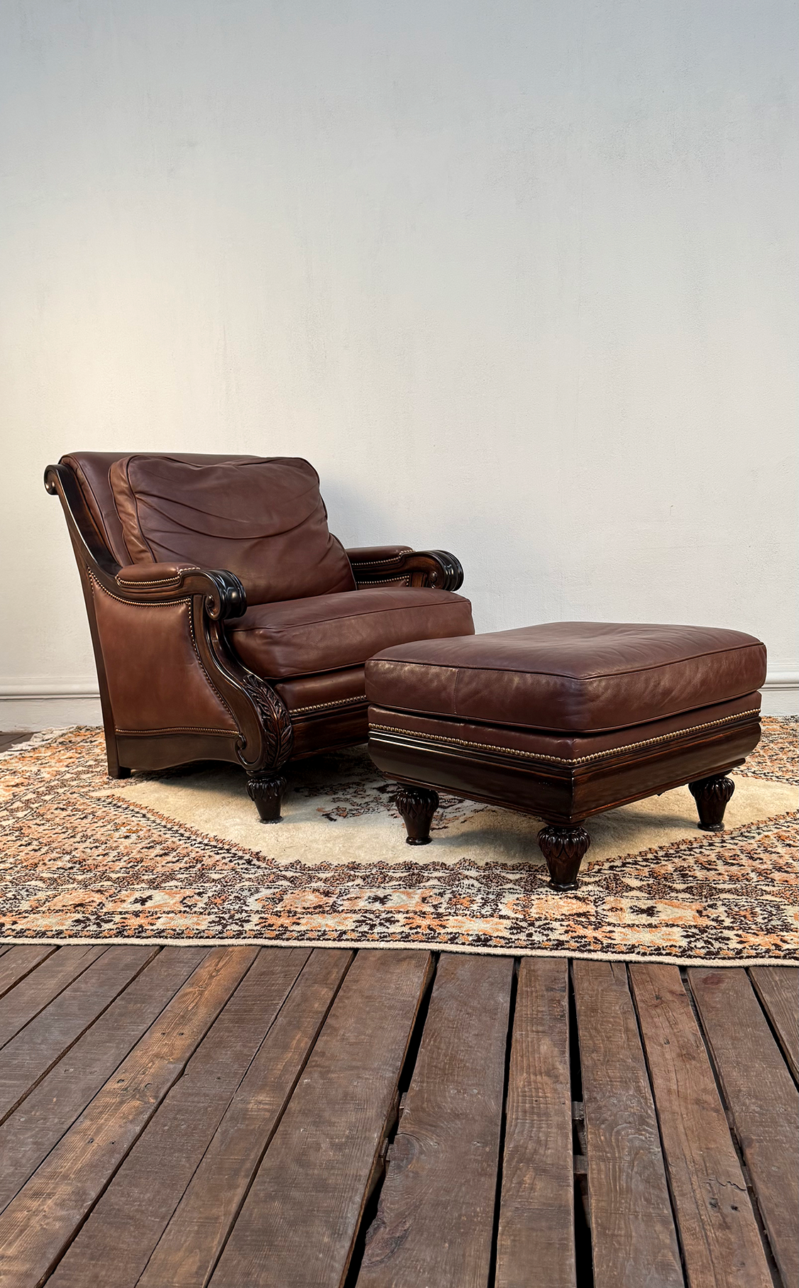 Sillón de Cuero con Otomán