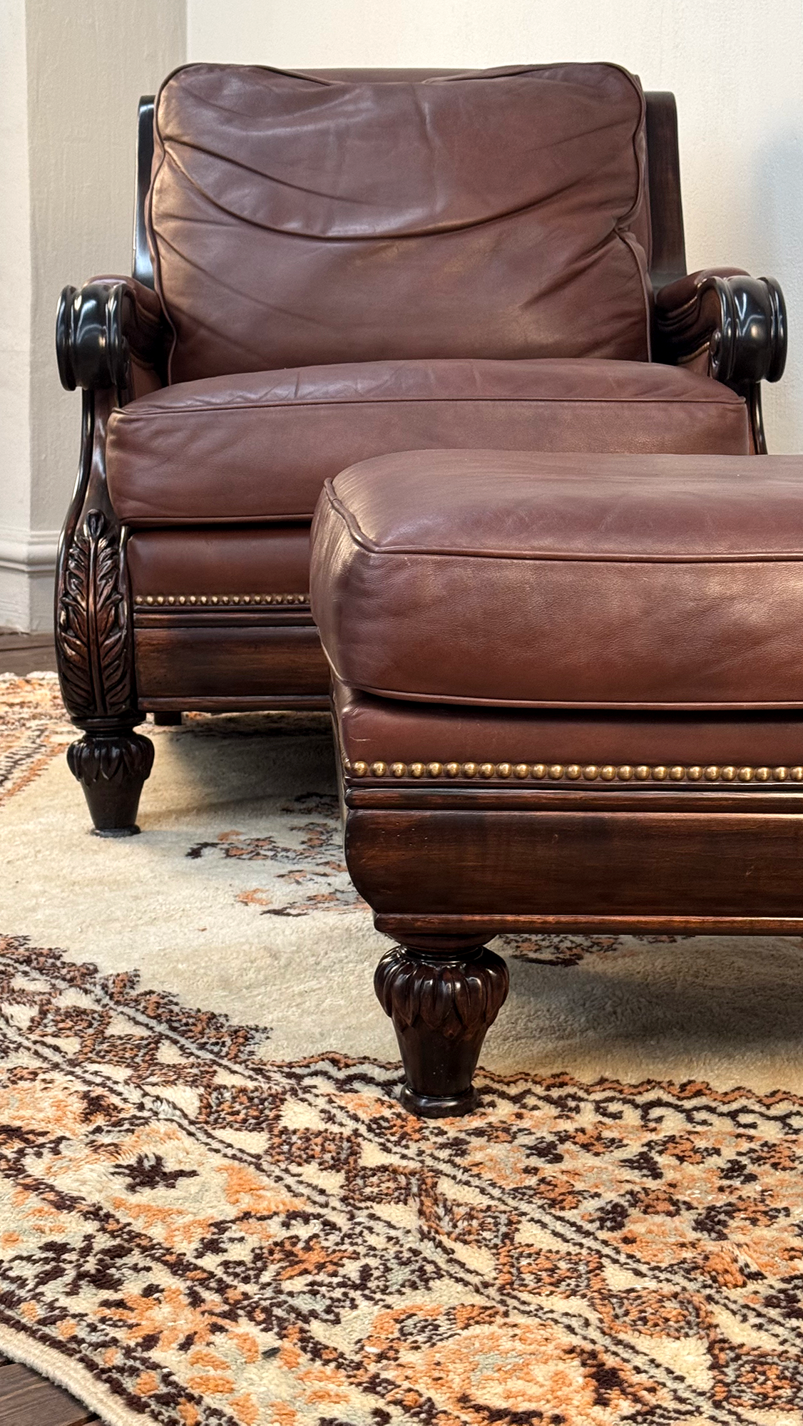 Sillón de Cuero con Otomán