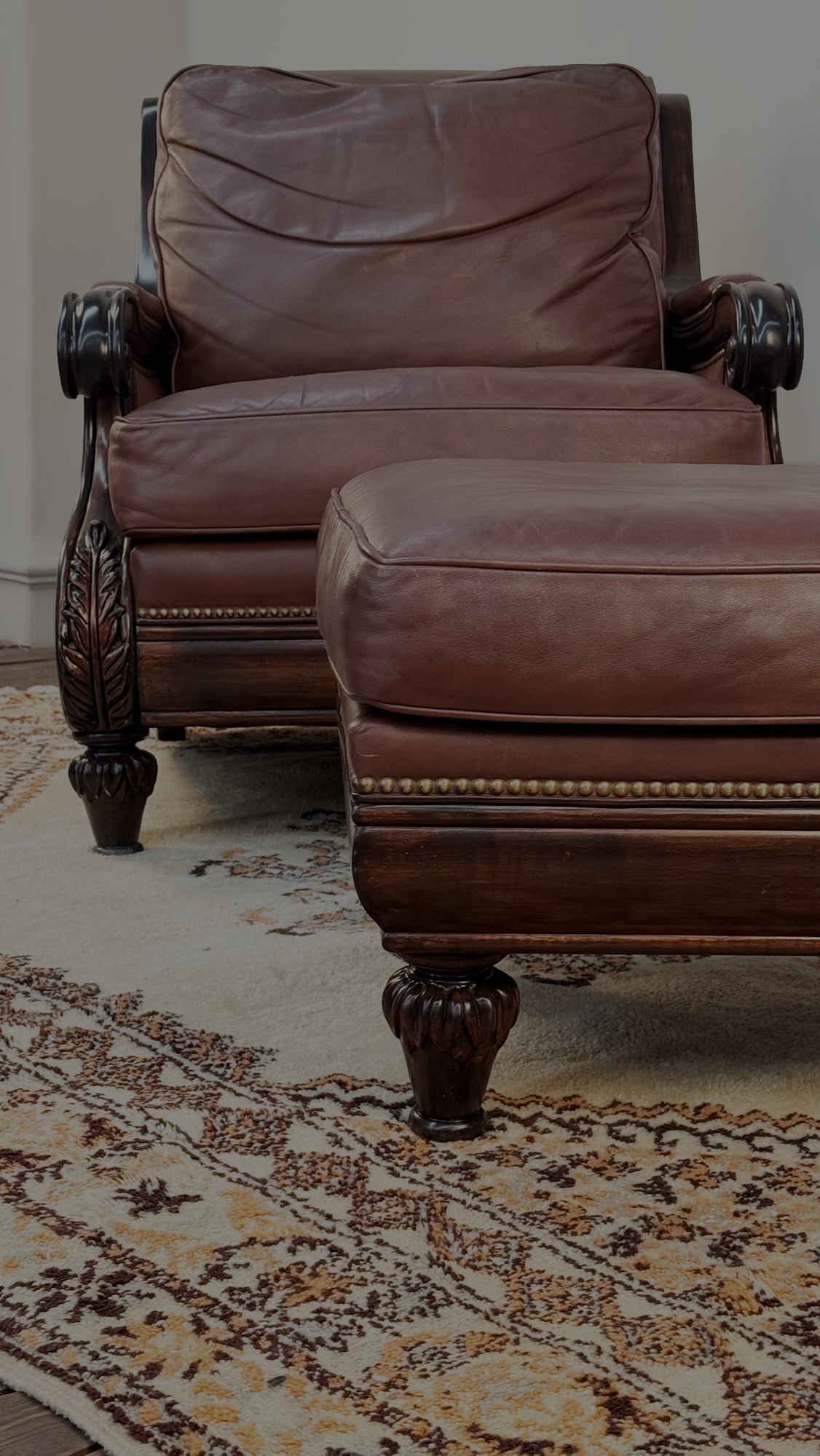 Sillón de Cuero con Otomán
