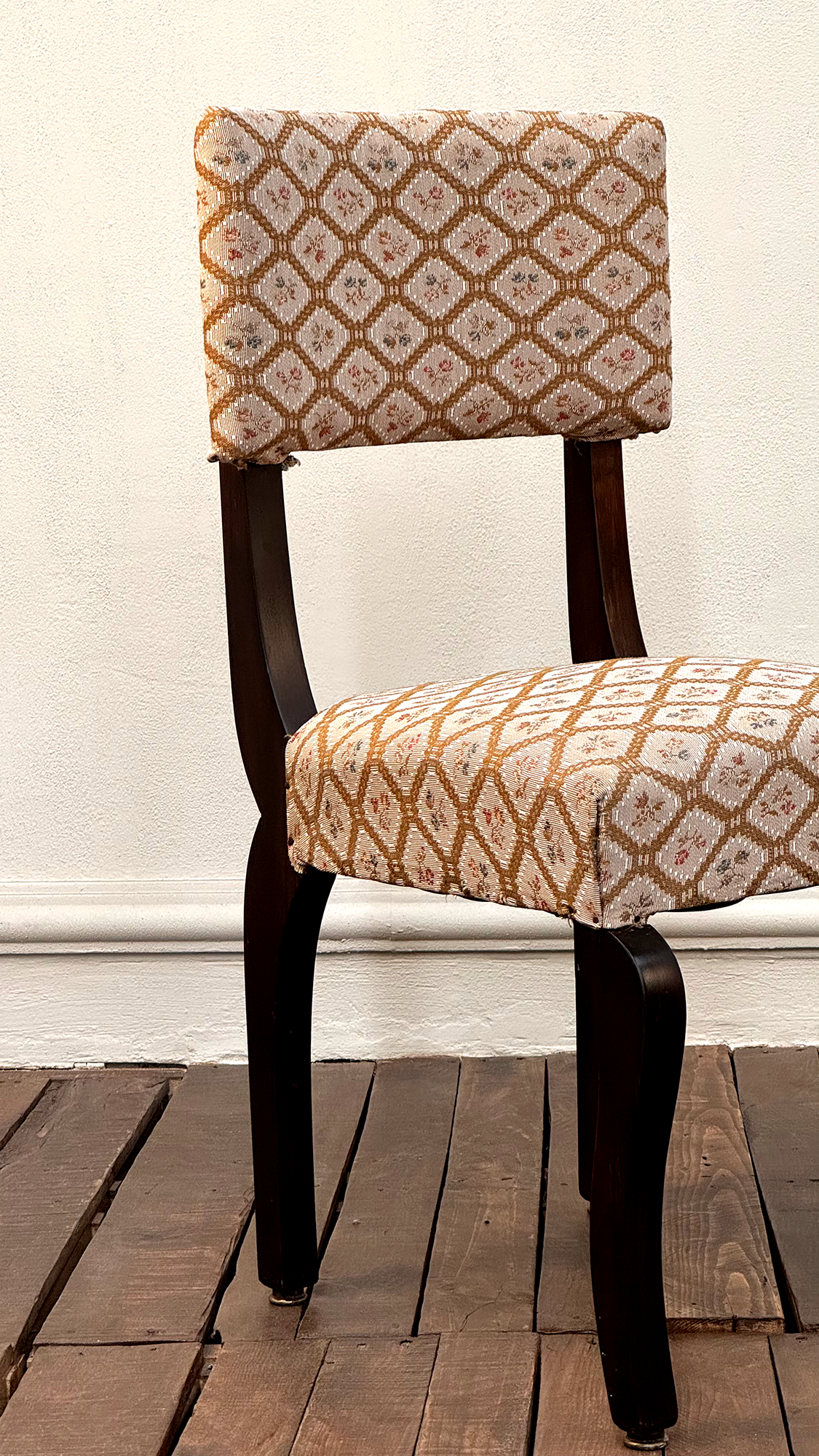 Conjunto de Sillas y Sillón Floreado