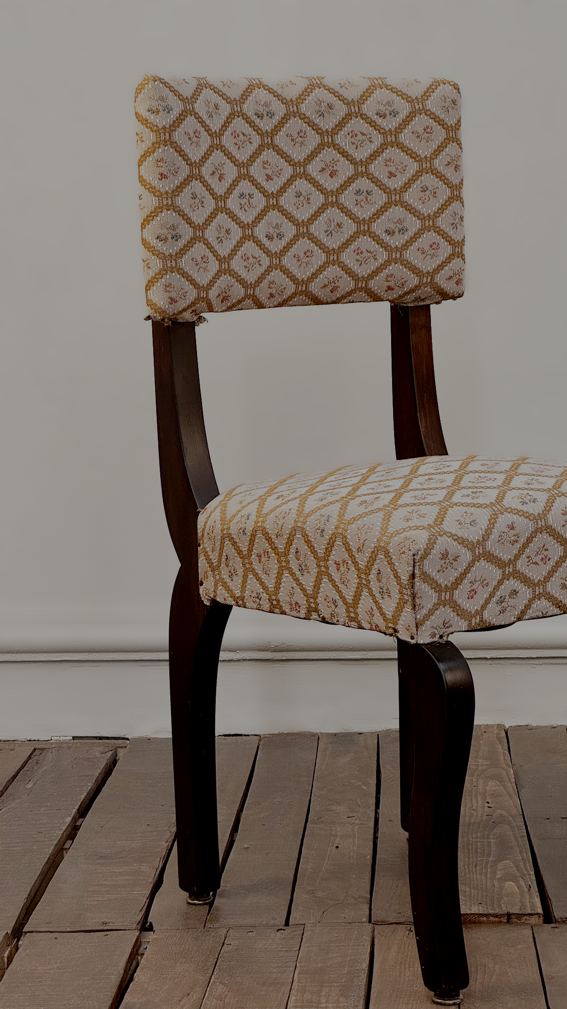 Conjunto de Sillas y Sillón Floreado