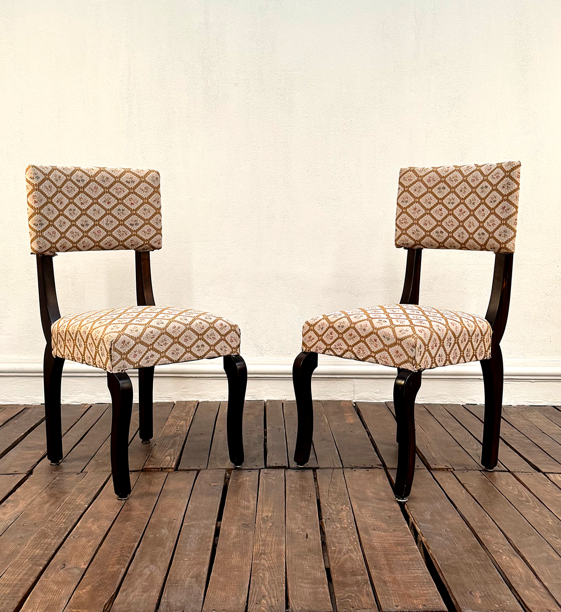 Conjunto de Sillas y Sillón Floreado