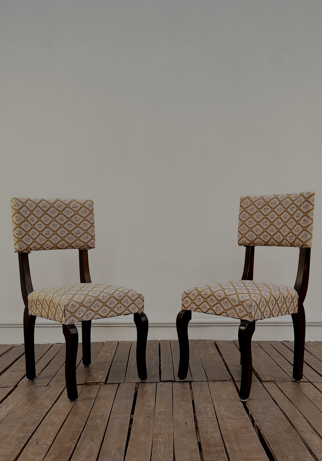Conjunto de Sillas y Sillón Floreado
