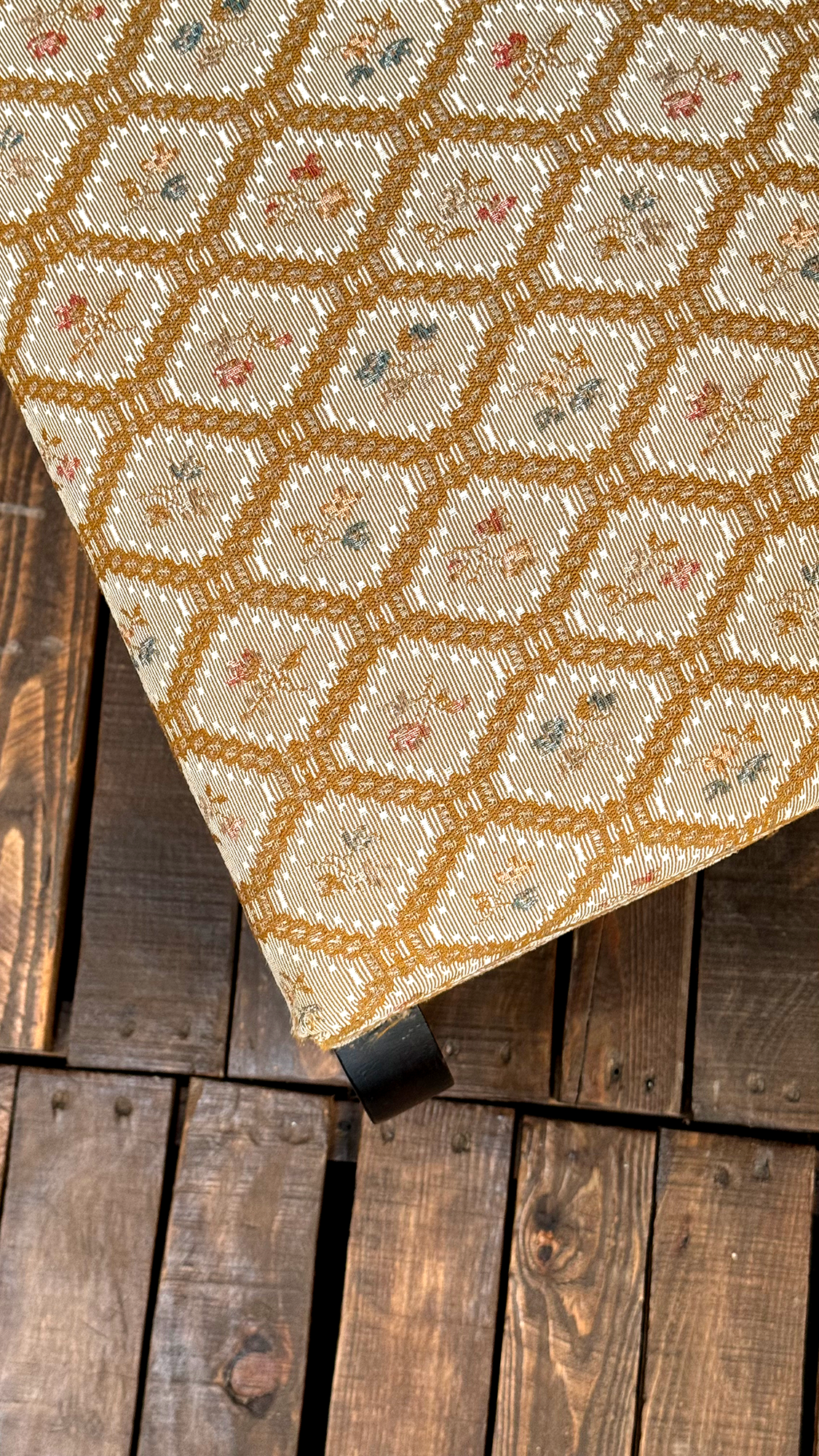 Conjunto de Sillas y Sillón Floreado