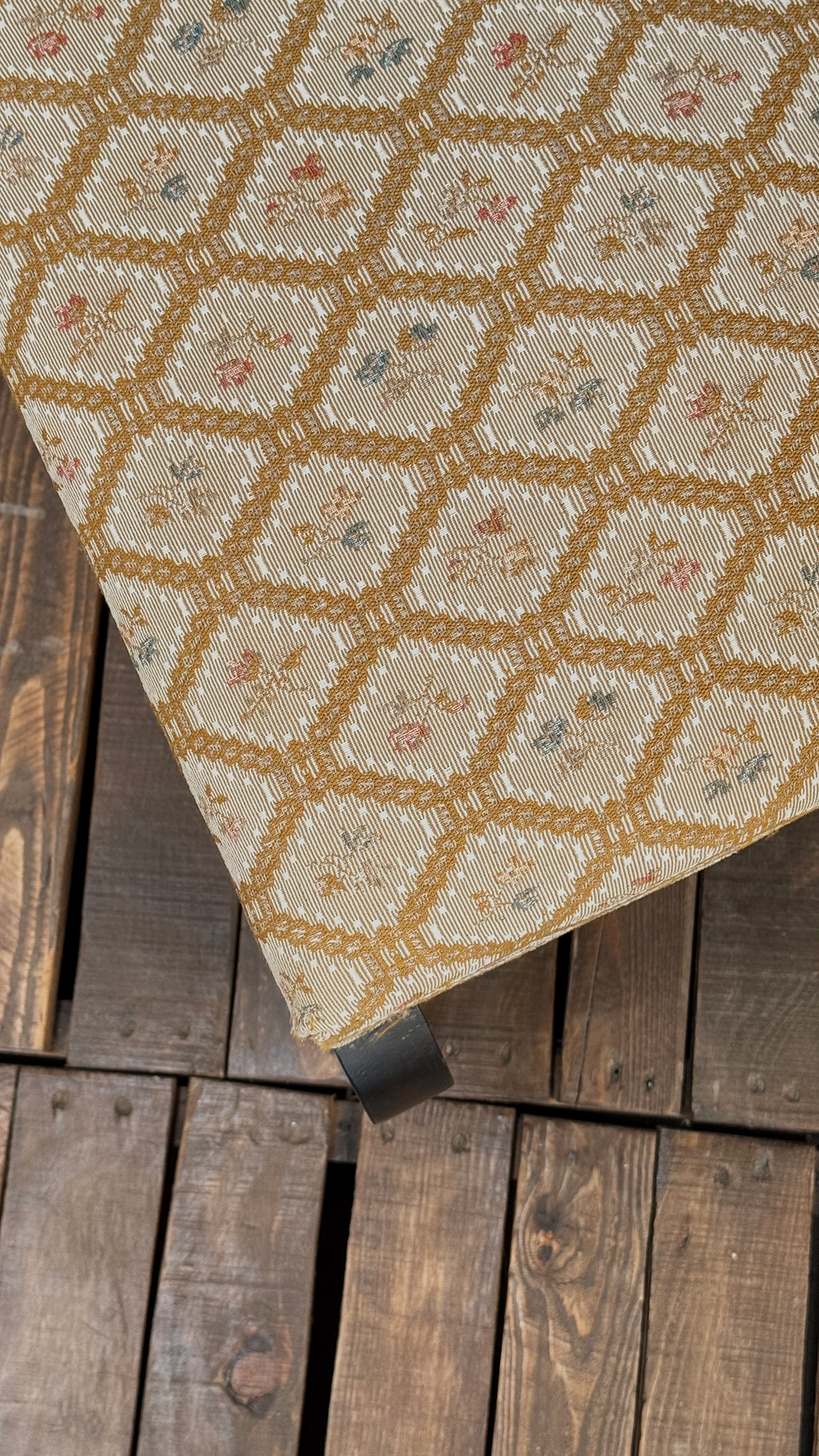 Conjunto de Sillas y Sillón Floreado
