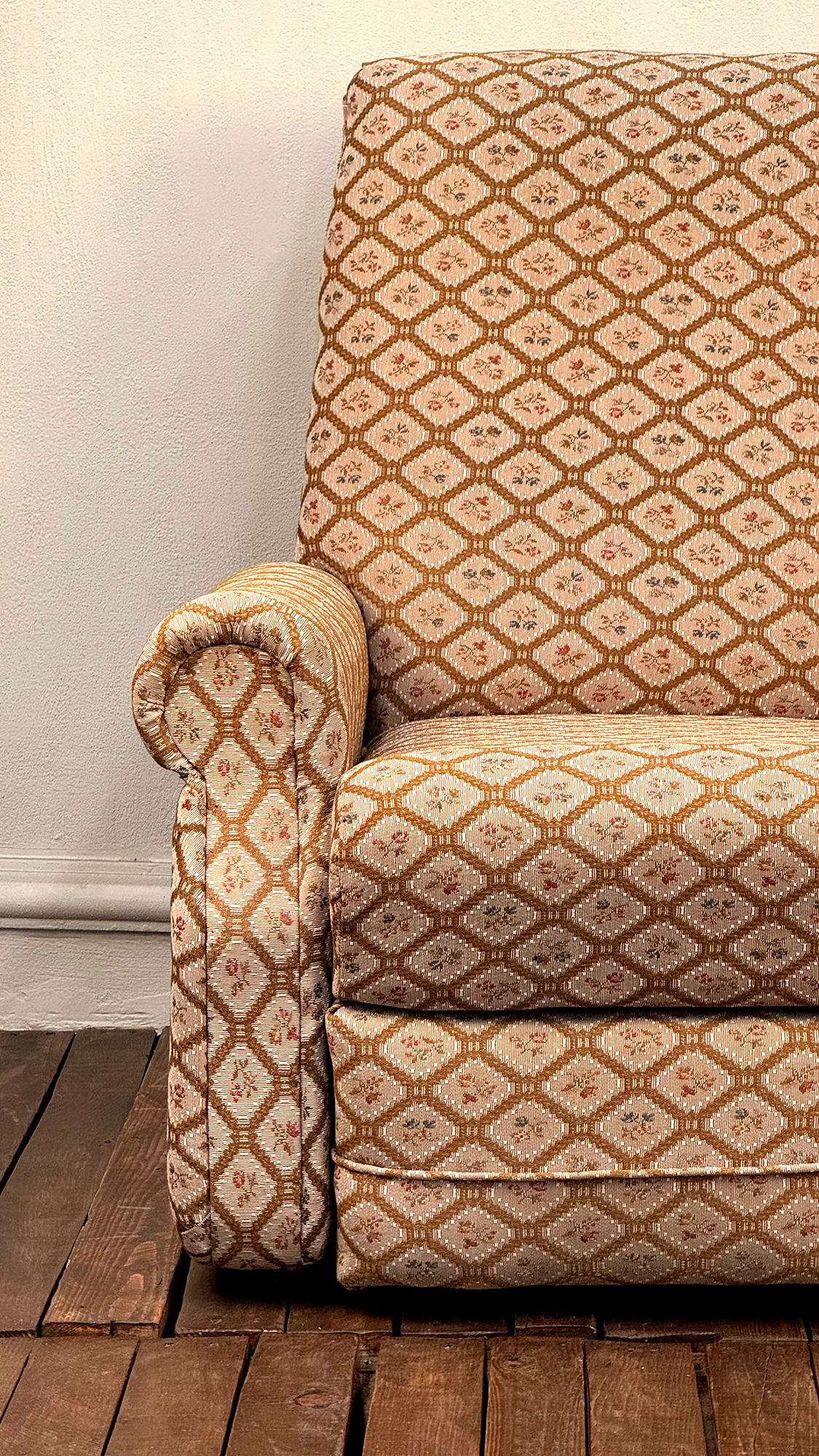 Conjunto de Sillas y Sillón Floreado