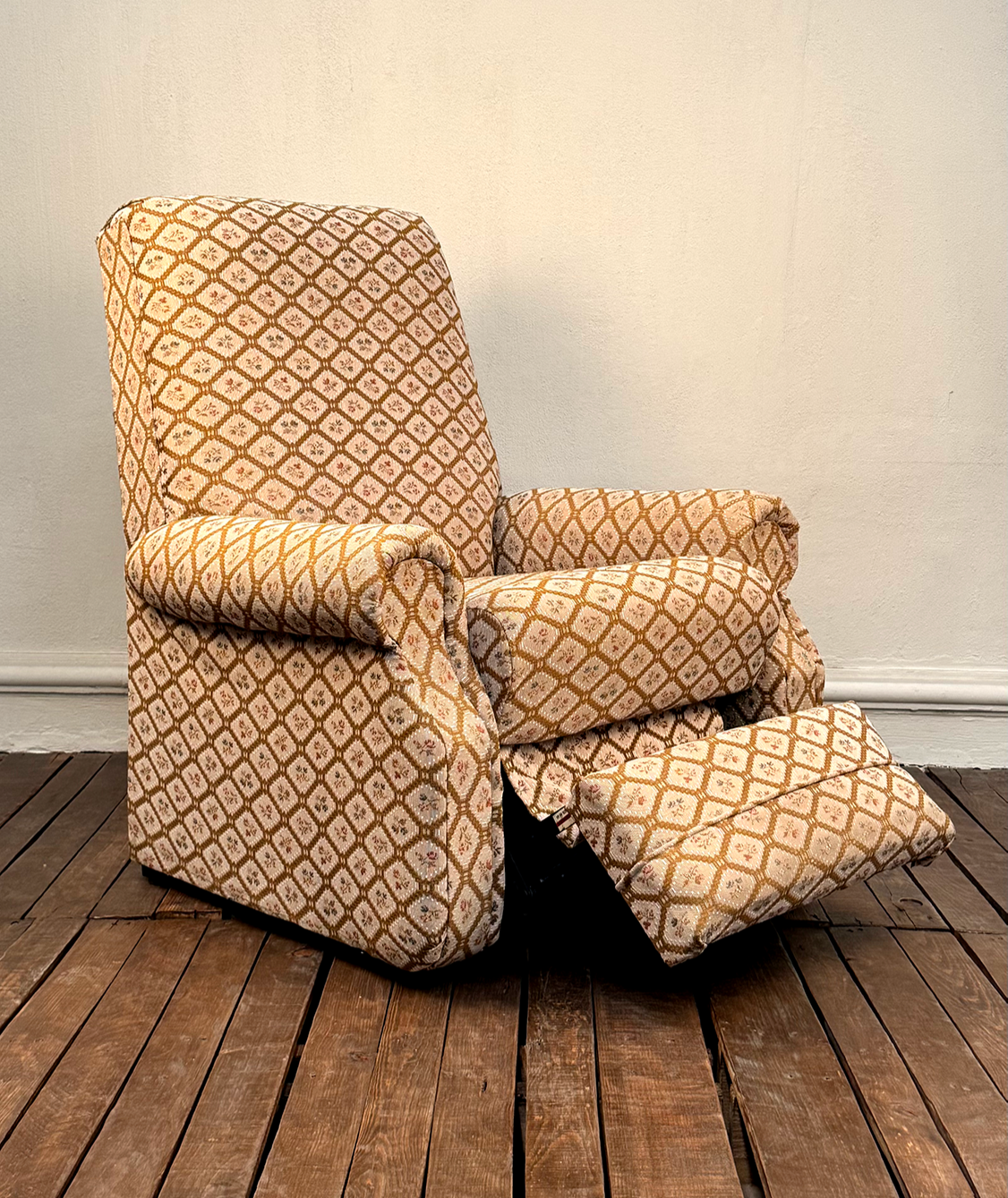 Conjunto de Sillas y Sillón Floreado