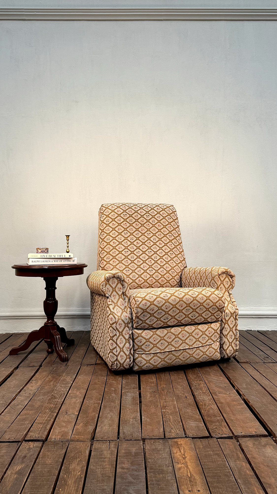 Conjunto de Sillas y Sillón Floreado