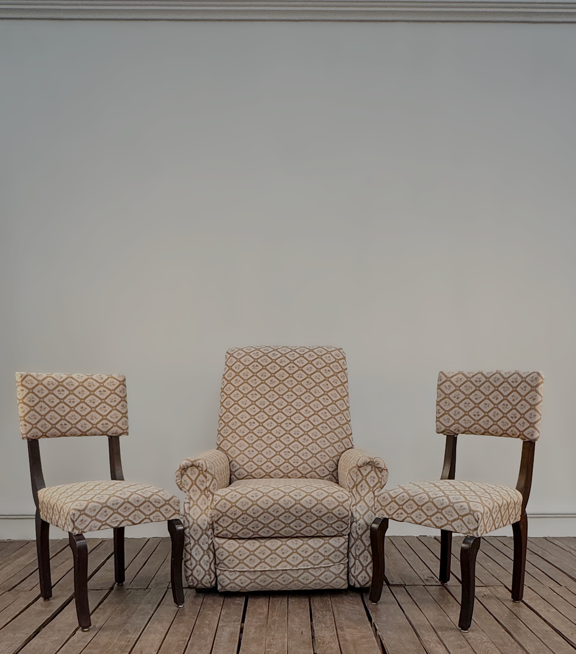 Conjunto de Sillas y Sillón Floreado