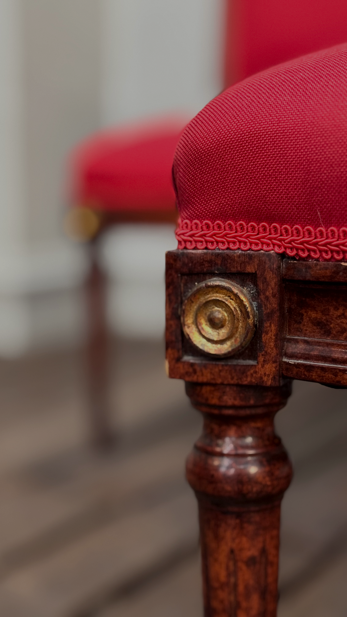Cuatro Sillas Luis XVI Tapizadas en Rojo