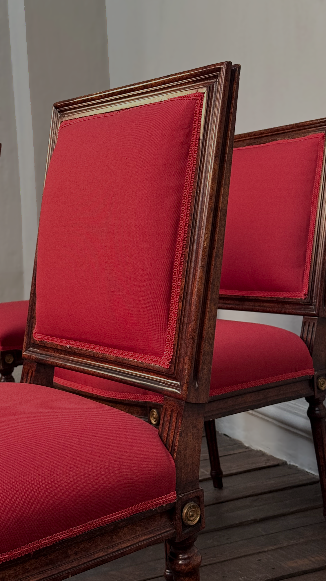 Cuatro Sillas Luis XVI Tapizadas en Rojo