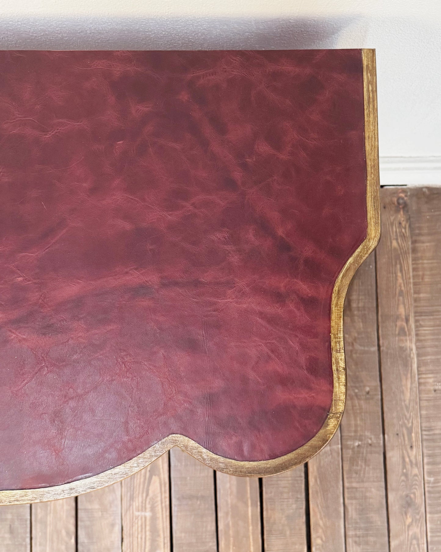 Recibidor Antiguo en Dorado y Cuero | Casa Perlo