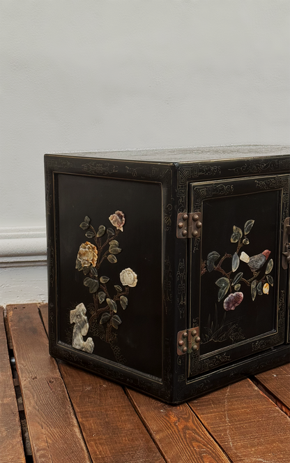 Caja Oriental Laqueada