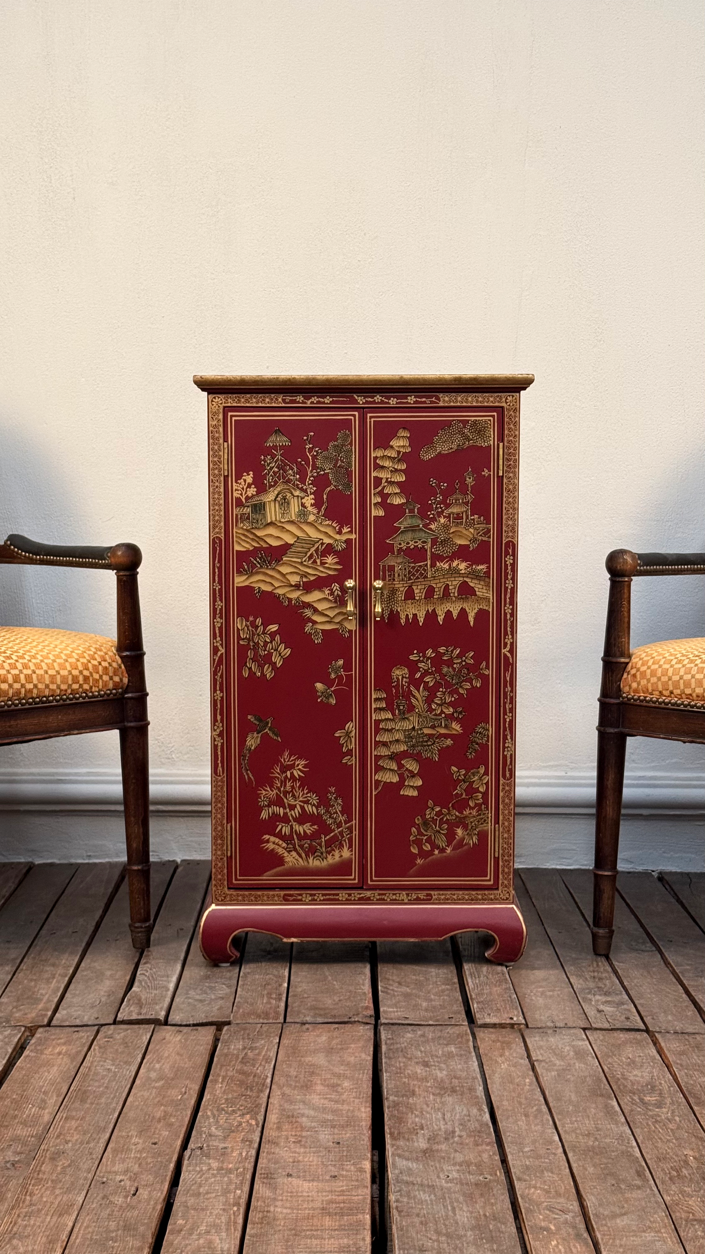 Gabinete Oriental en Rojo Laqueado