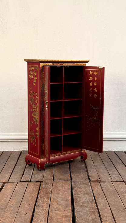 Gabinete Oriental en Rojo Laqueado