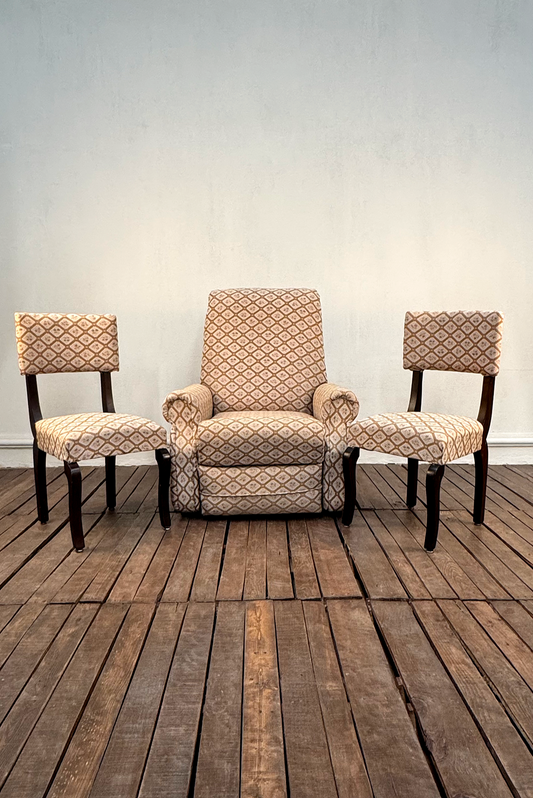 Conjunto de Sillas y Sillón Floreado