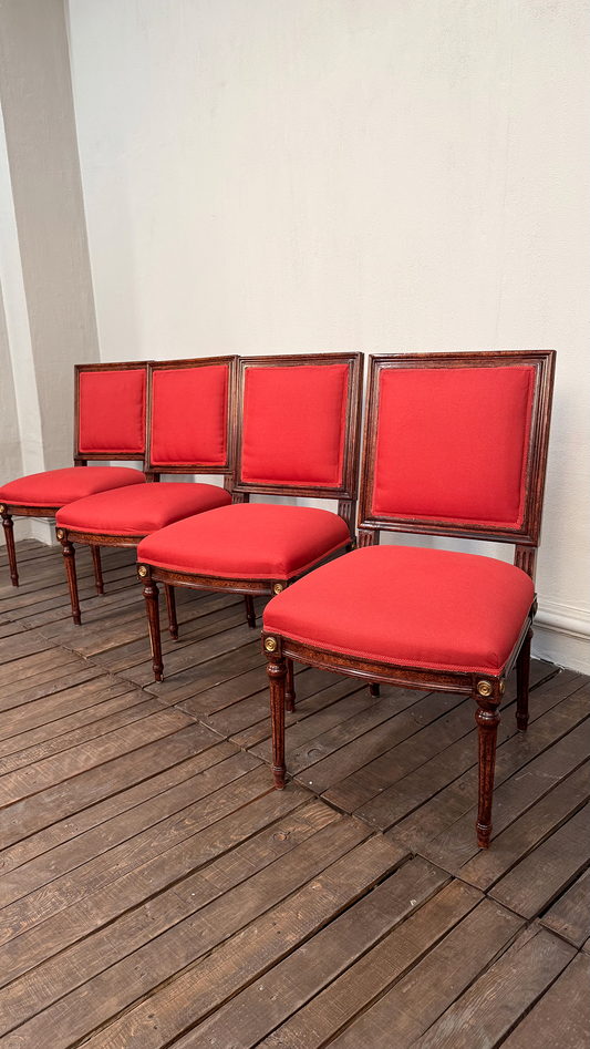 Cuatro Sillas Luis XVI Tapizadas en Rojo