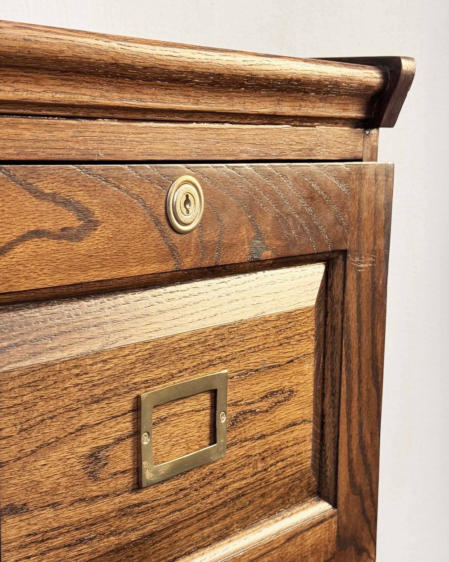 Archivero Vintage de Encino Americano | Casa Perlo