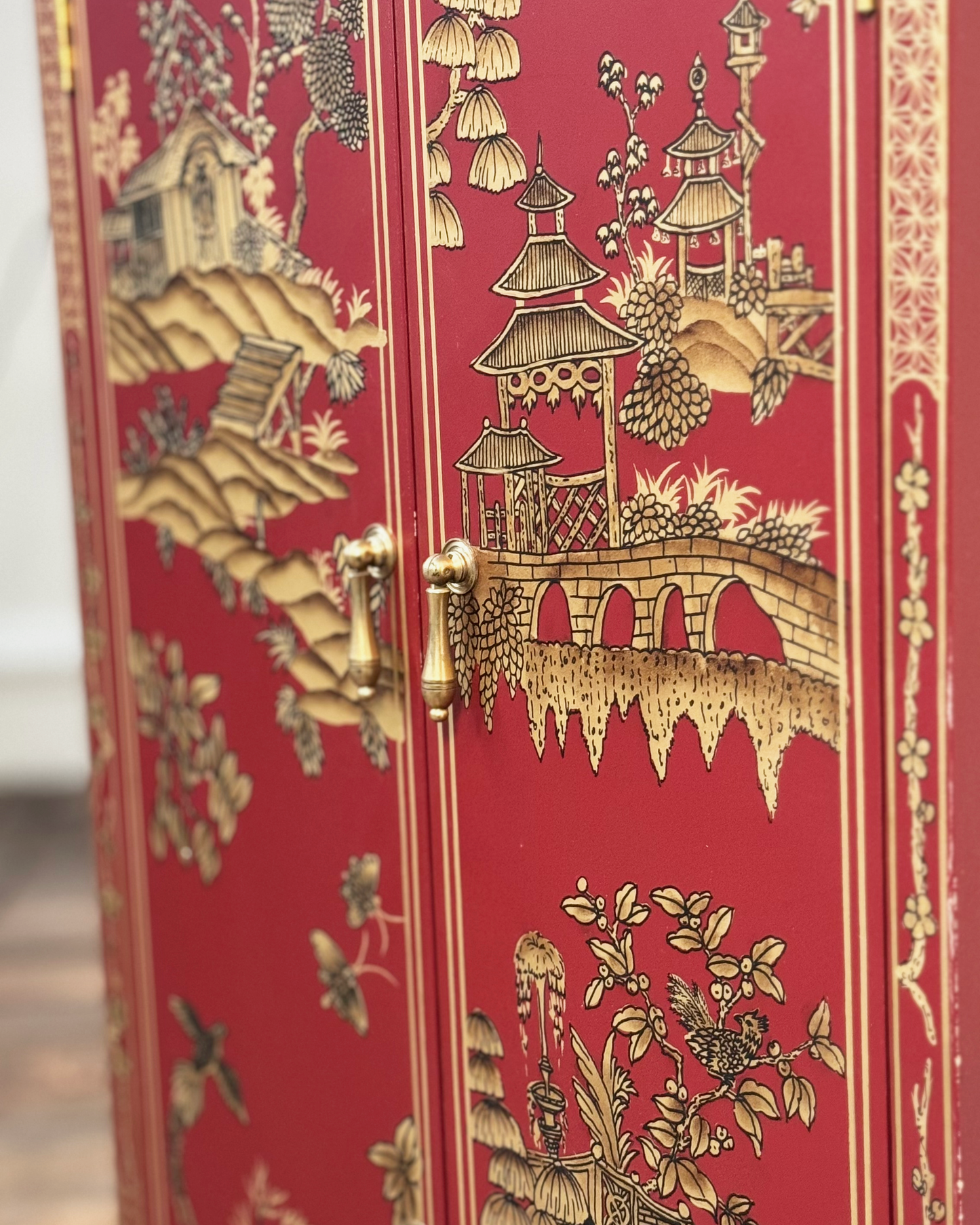 Gabinete Oriental en Rojo Laqueado | Casa Perlo