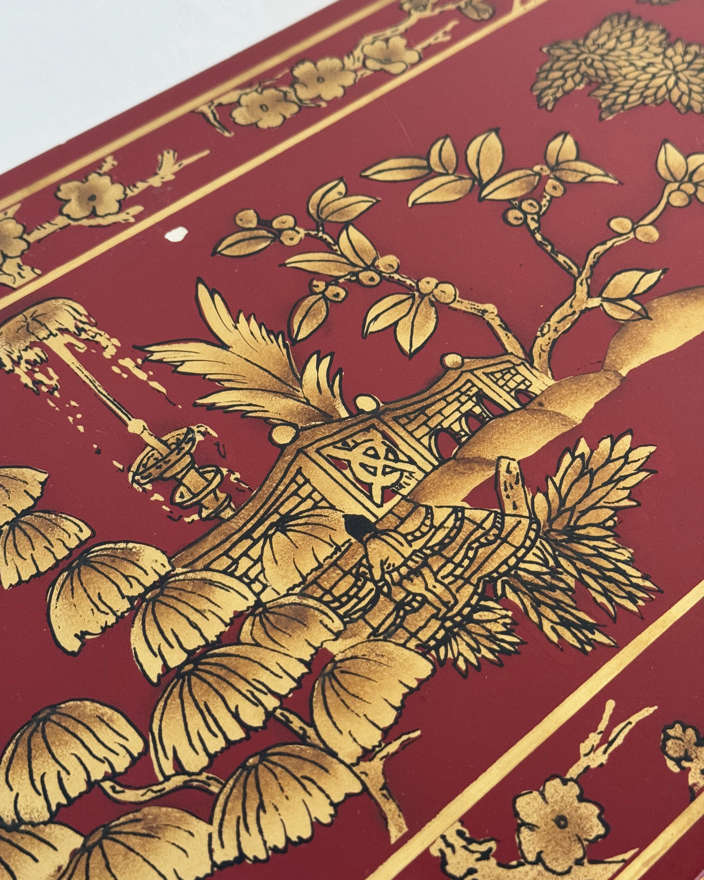 Gabinete Oriental en Rojo Laqueado | Casa Perlo