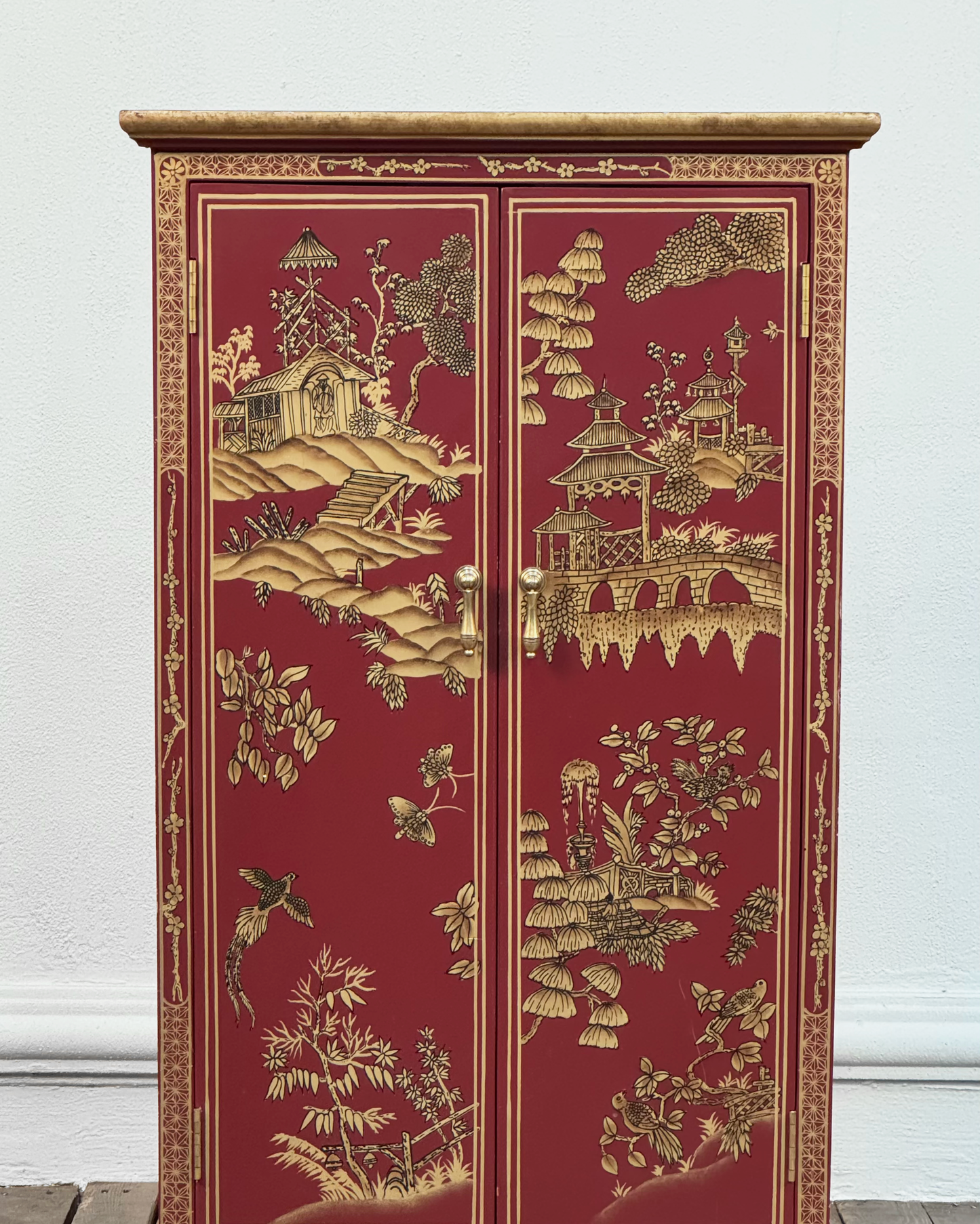 Gabinete Oriental en Rojo Laqueado | Casa Perlo