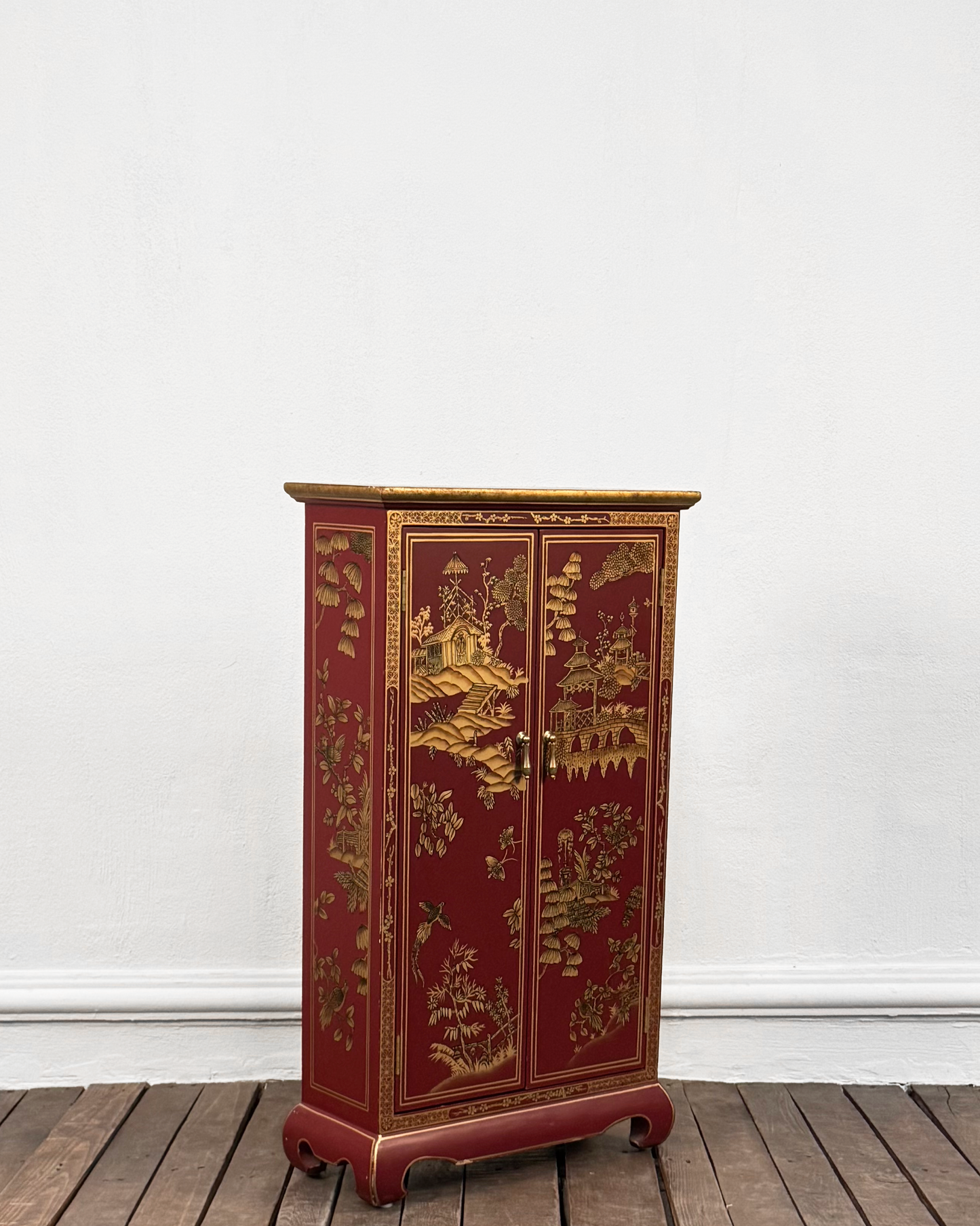 Gabinete Oriental en Rojo Laqueado | Casa Perlo