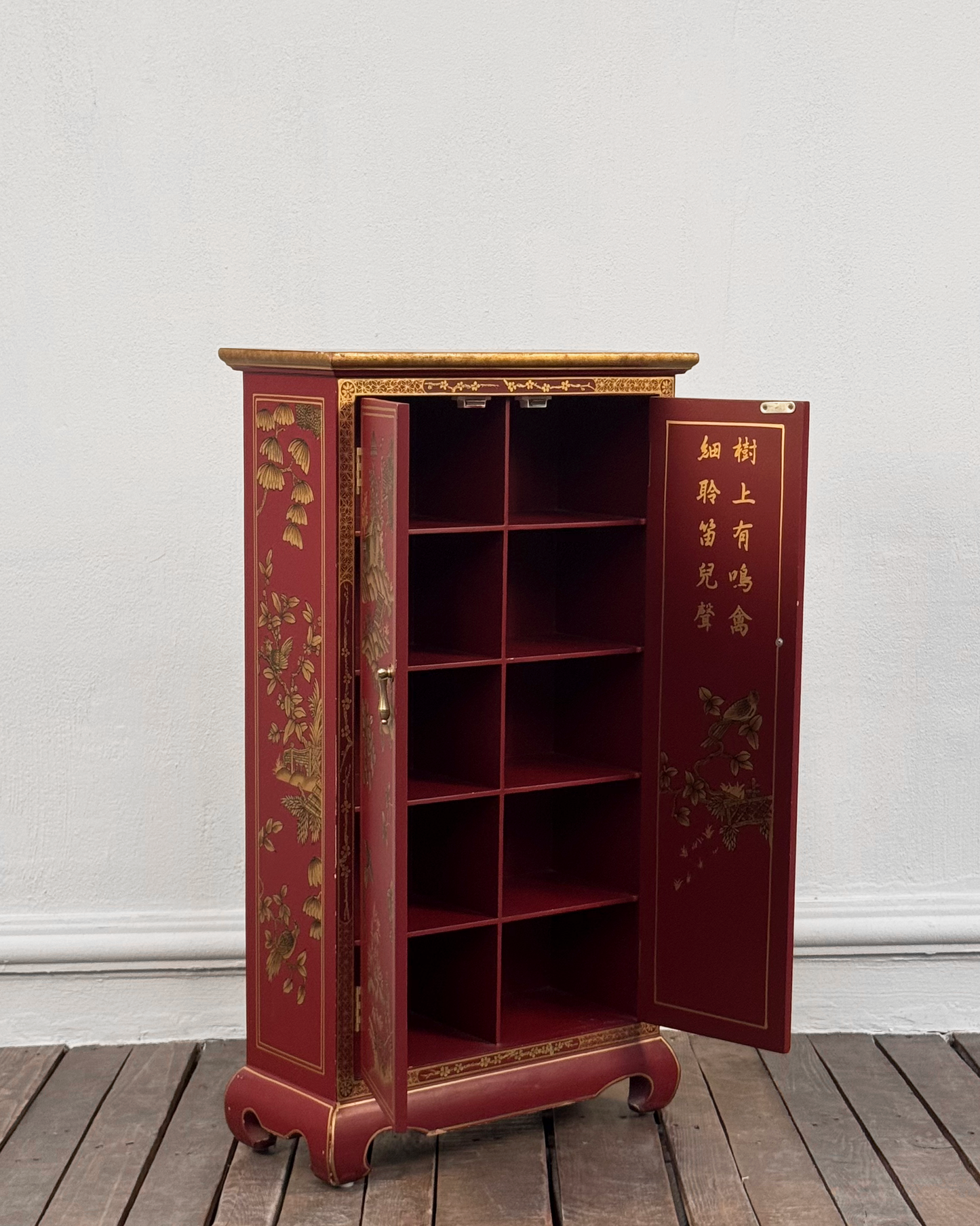 Gabinete Oriental en Rojo Laqueado | Casa Perlo