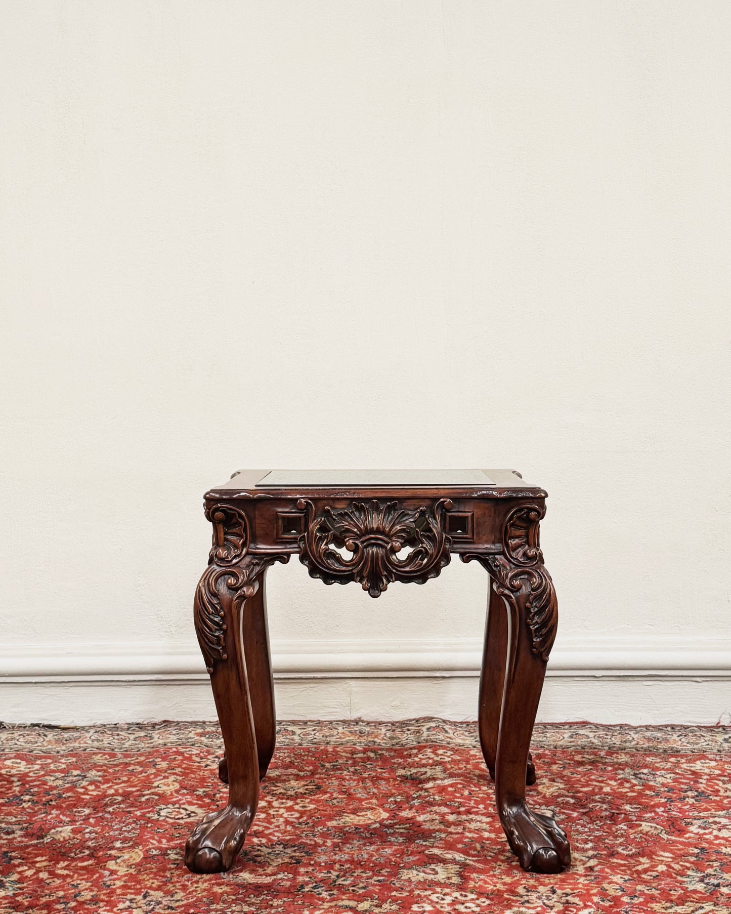 Mesa Auxiliar Vintage de Madera Tallada | Casa Perlo