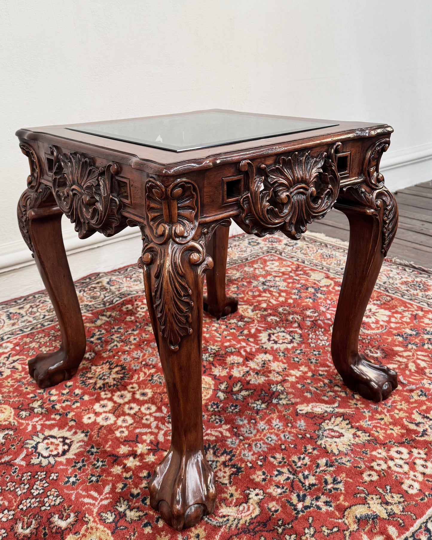 Mesa Auxiliar Vintage de Madera Tallada | Casa Perlo