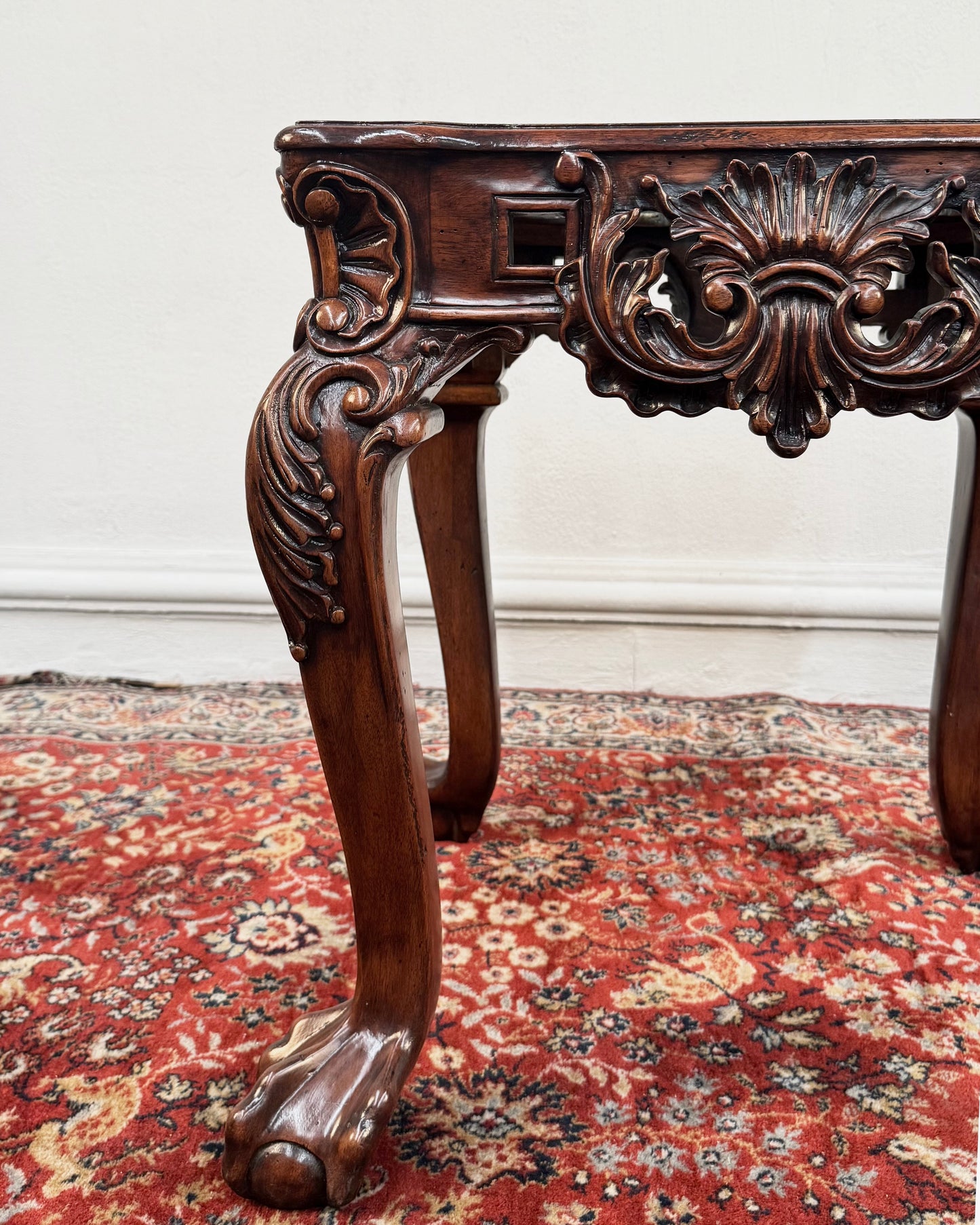 Mesa Auxiliar Vintage de Madera Tallada | Casa Perlo