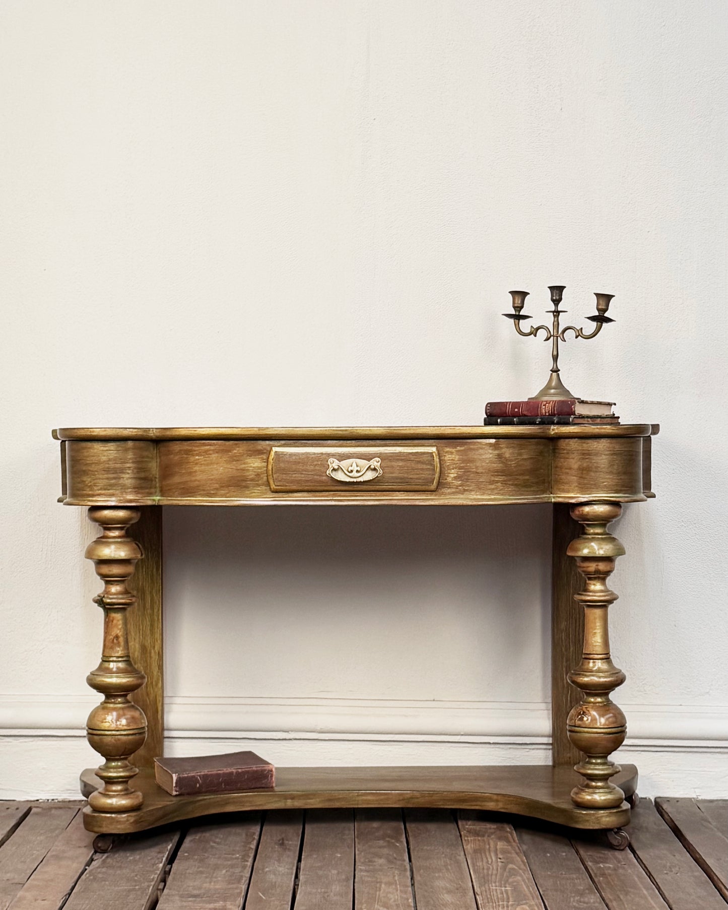 Recibidor Antiguo en Dorado y Cuero | Casa Perlo