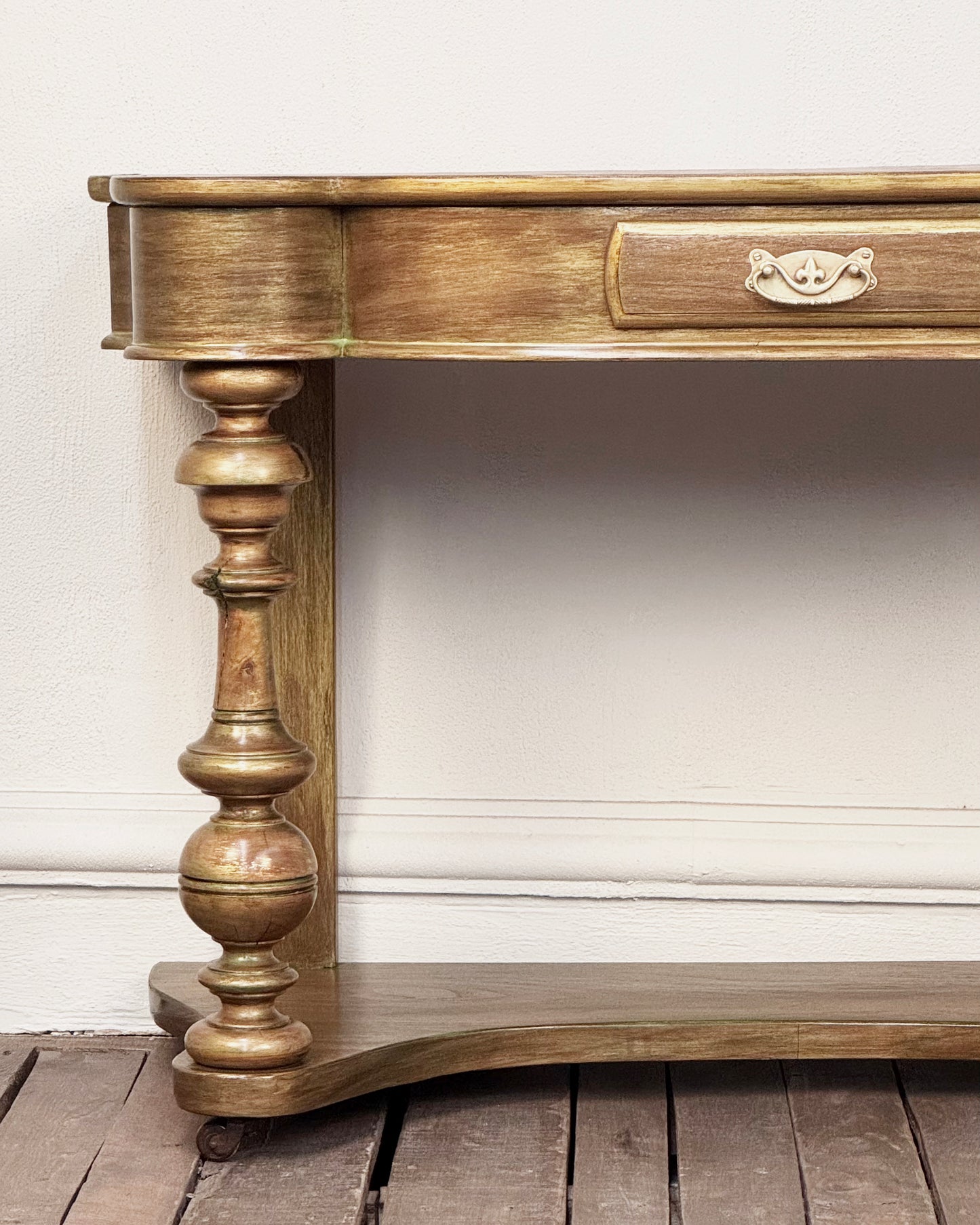 Recibidor Antiguo en Dorado y Cuero | Casa Perlo