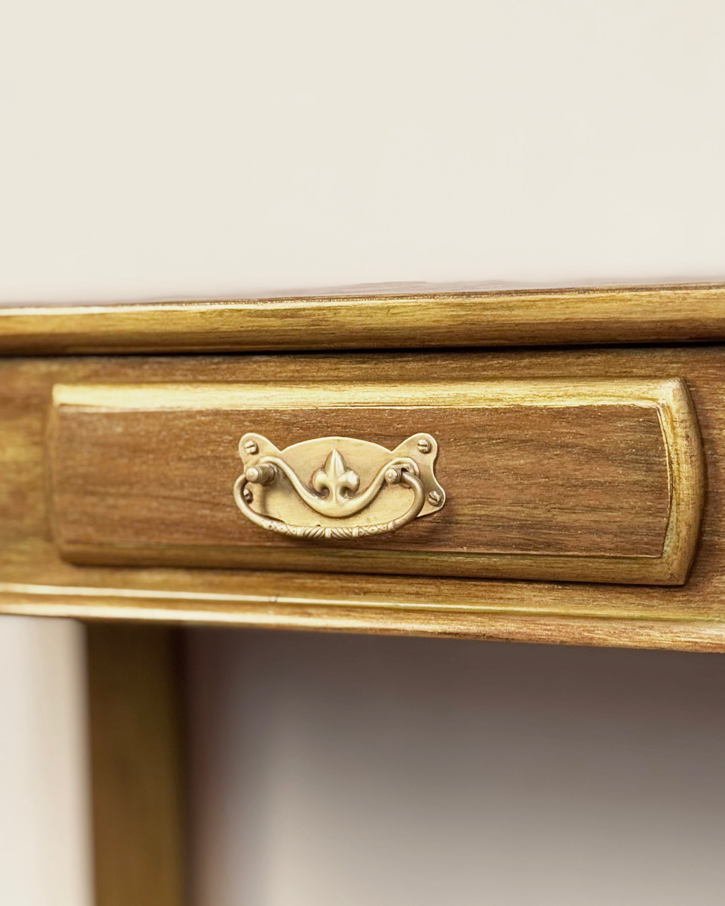 Recibidor Antiguo en Dorado y Cuero | Casa Perlo