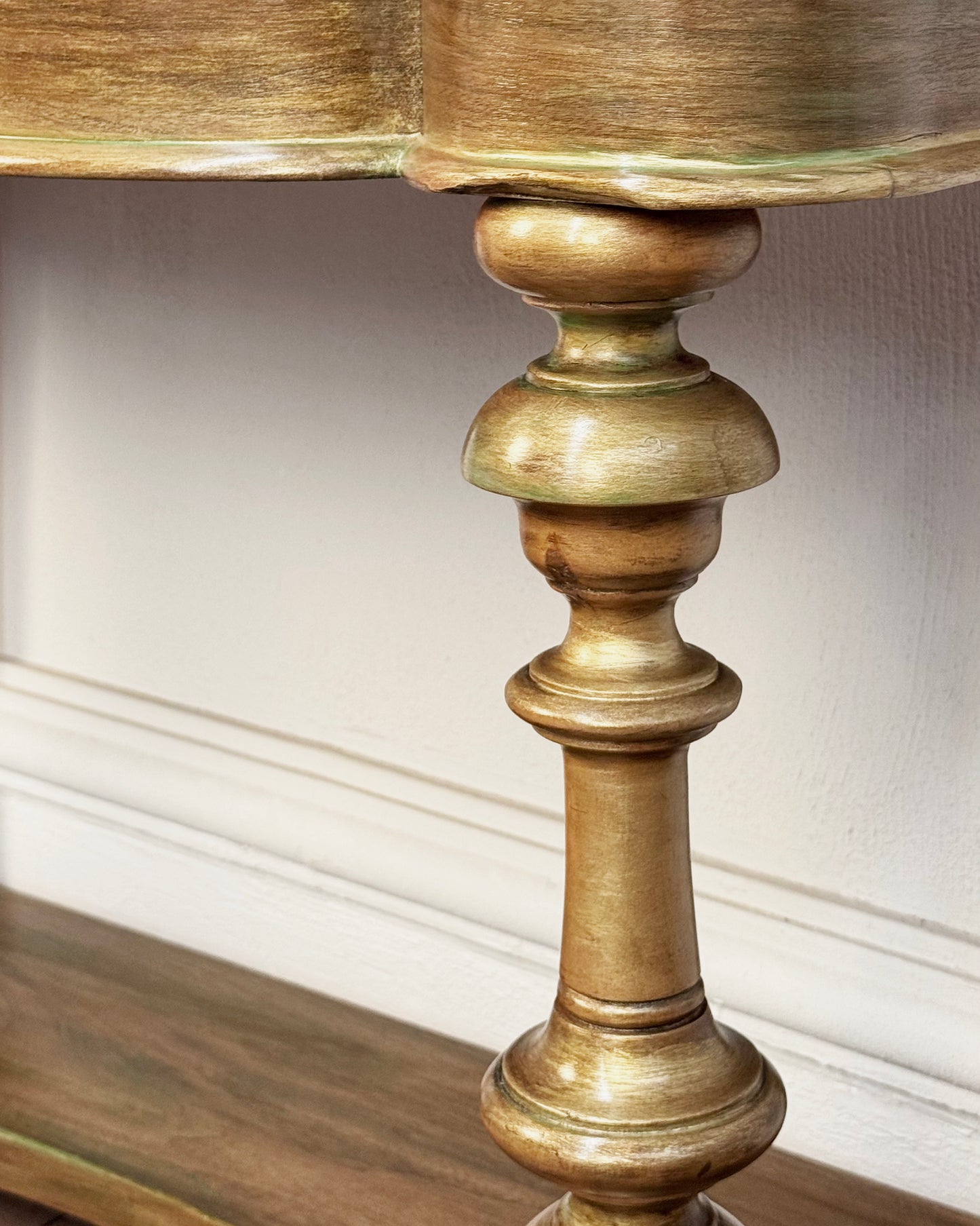 Recibidor Antiguo en Dorado y Cuero | Casa Perlo