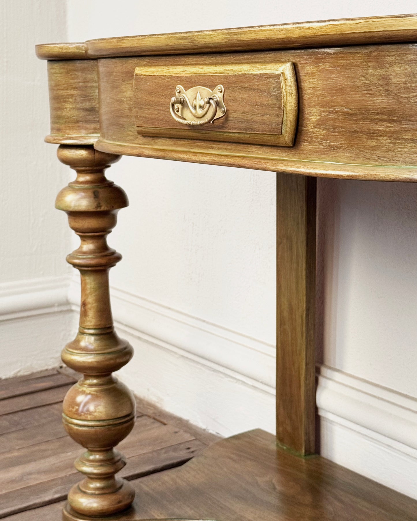 Recibidor Antiguo en Dorado y Cuero | Casa Perlo