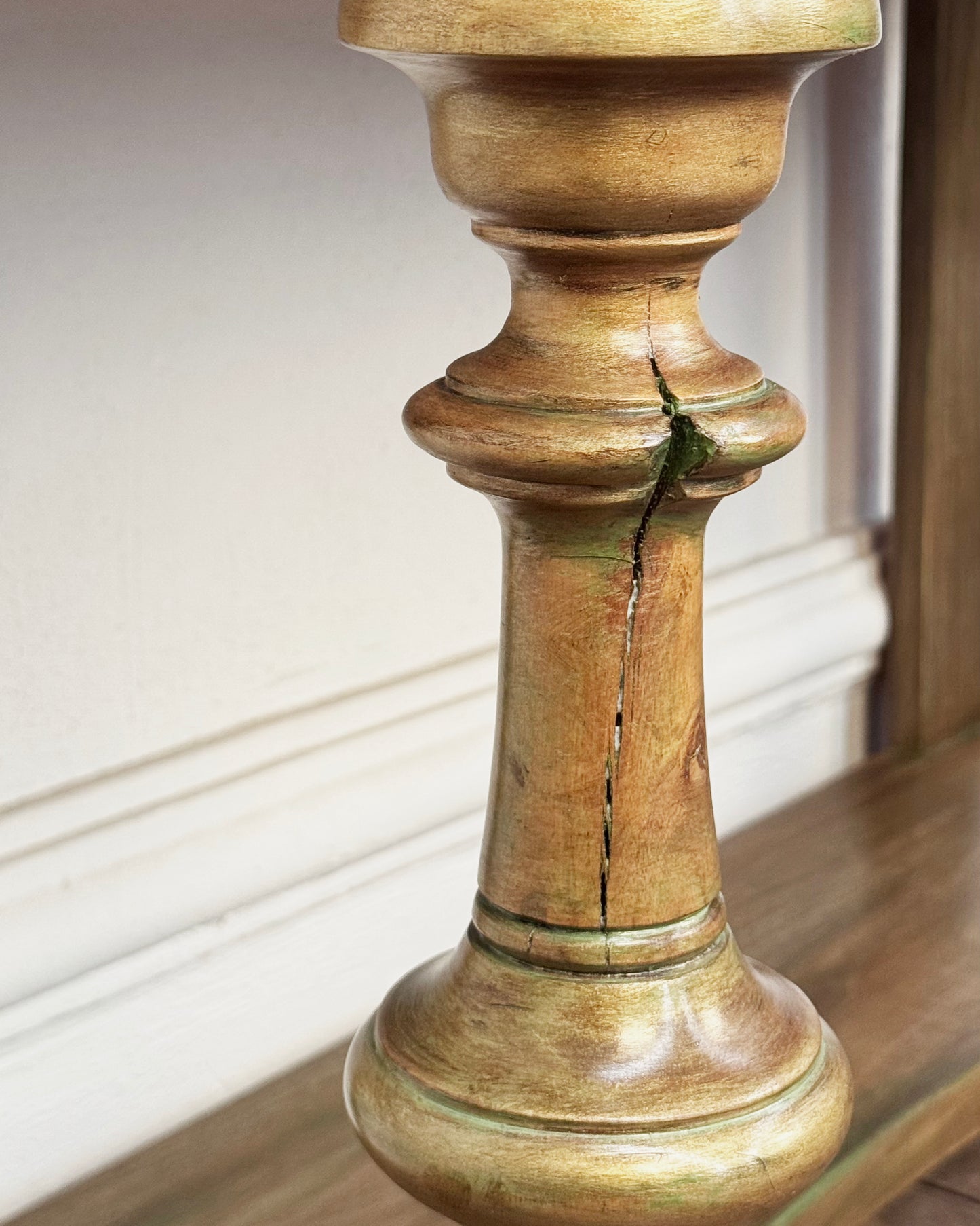 Recibidor Antiguo en Dorado y Cuero | Casa Perlo