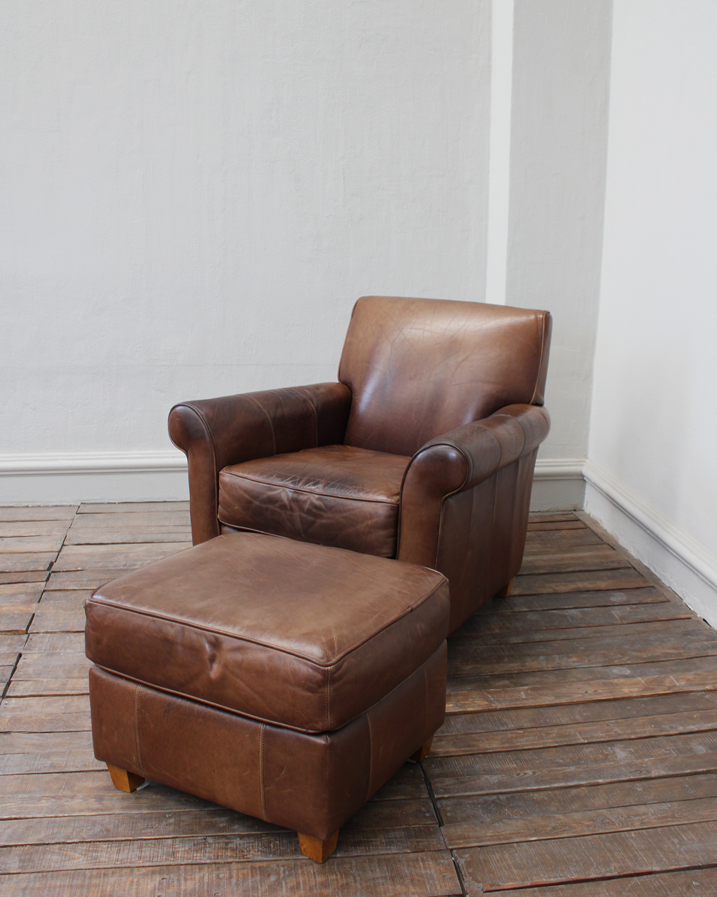 Sillón Vintage de Piel de Otomán | Casa Perlo