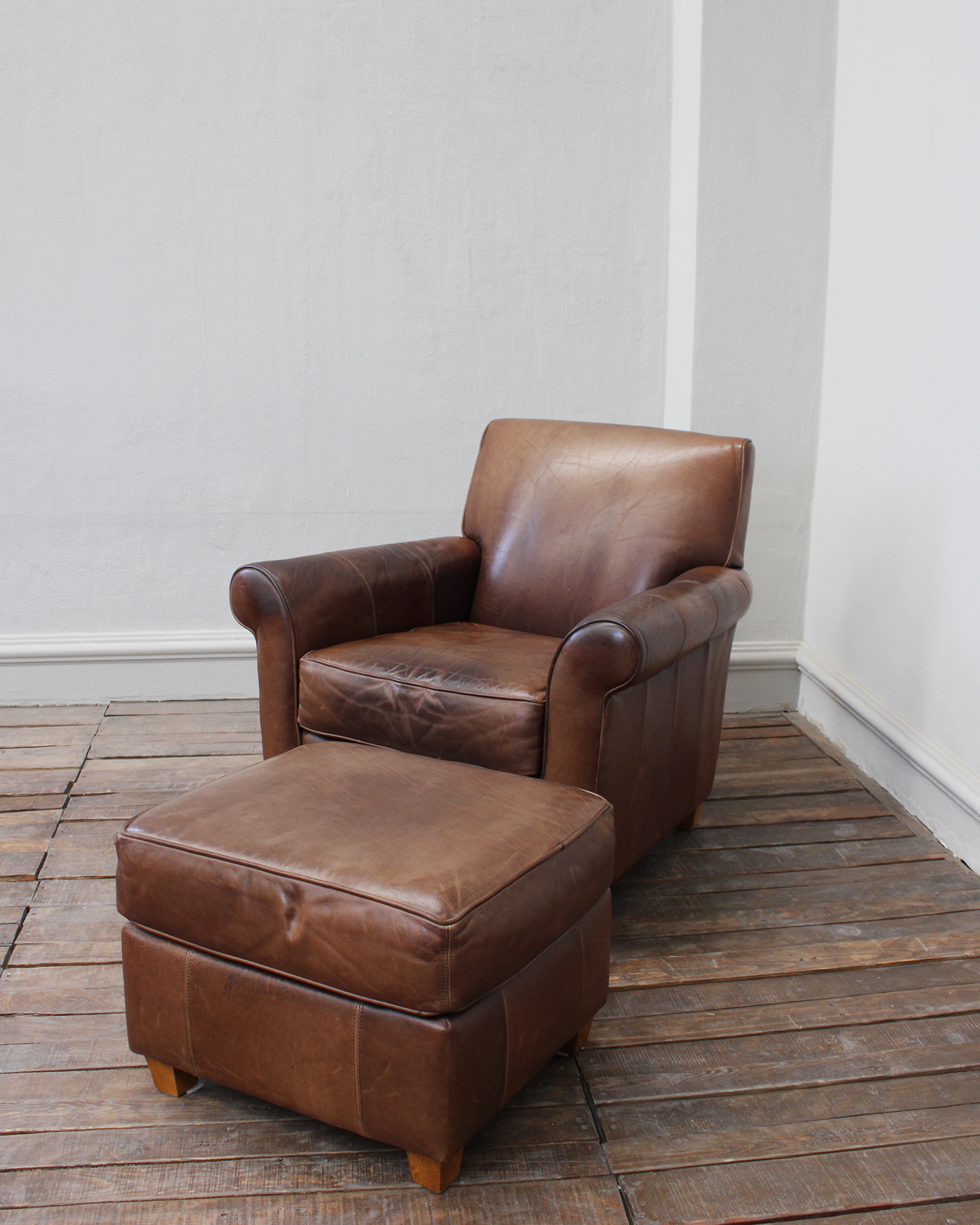 Sillón Vintage de Piel de Otomán | Casa Perlo